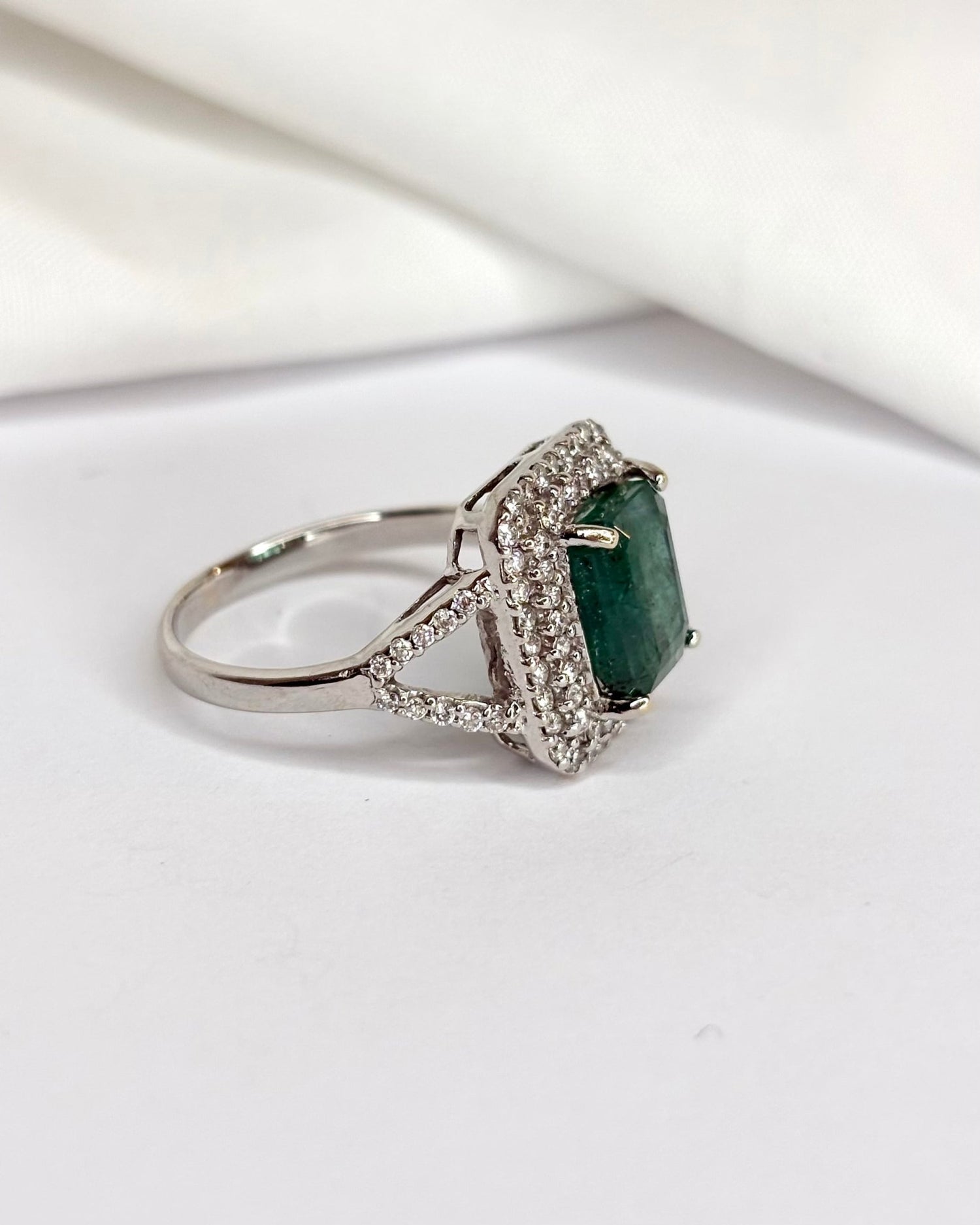 Bague Marguerite Style Art Déco Émeraude 2.88 carats &amp; Diamants 0.84 carat &quot;Cecilia&quot; - Elliade Paris