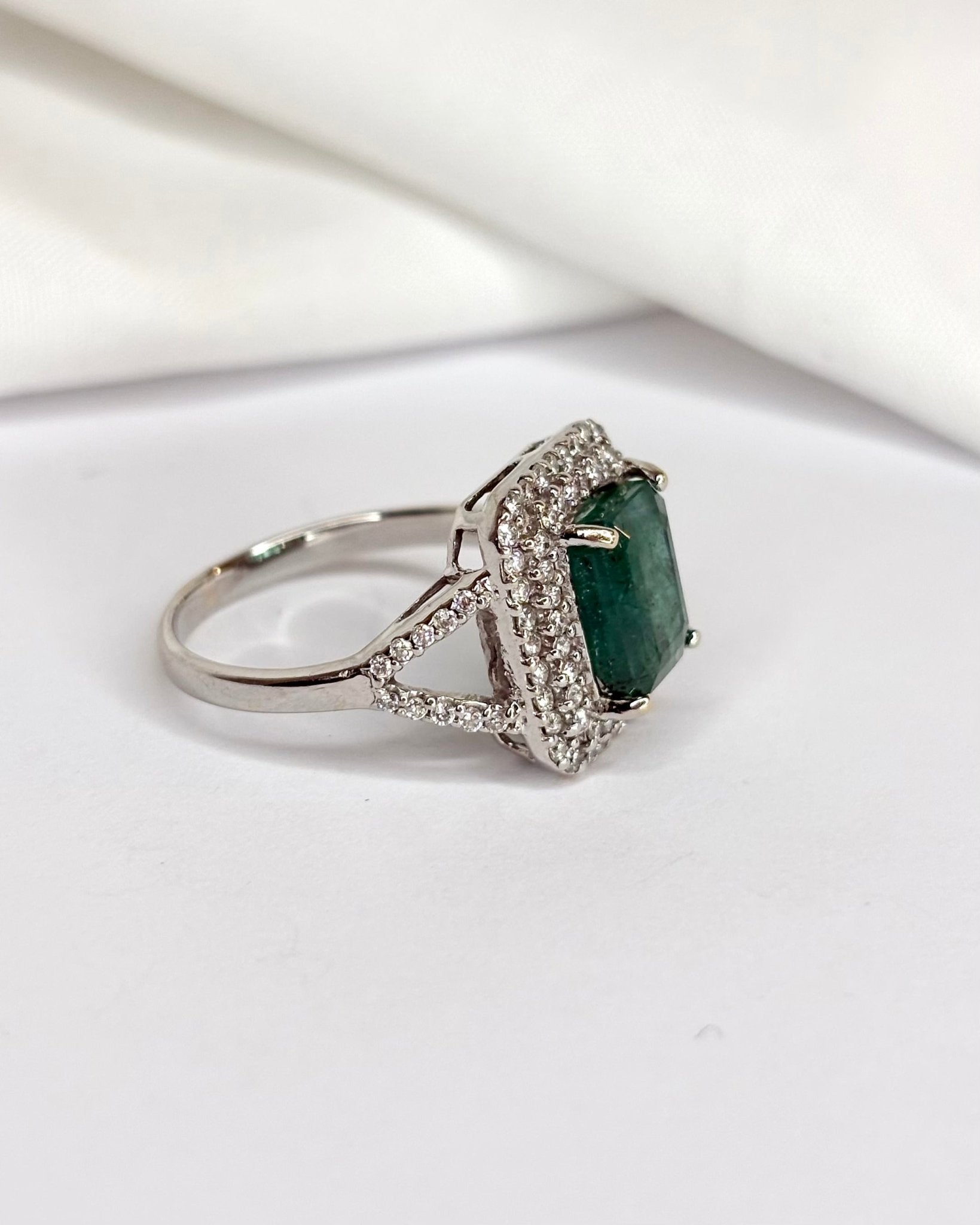 Bague Marguerite Style Art Déco Émeraude 2.88 carats &amp; Diamants 0.84 carat "Cecilia" - Elliade Paris