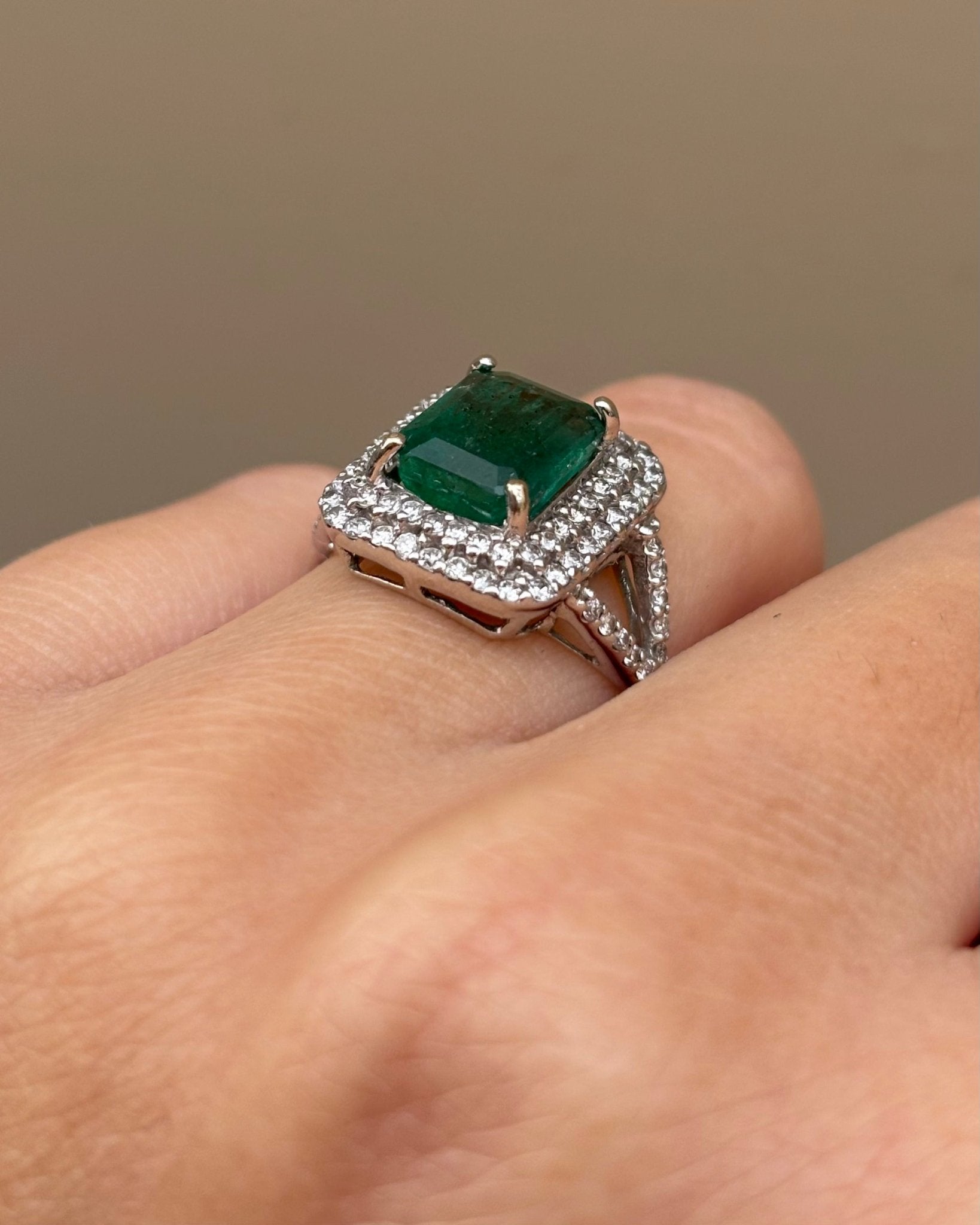 Bague Marguerite Style Art Déco Émeraude 2.88 carats &amp; Diamants 0.84 carat "Cecilia" - Elliade Paris
