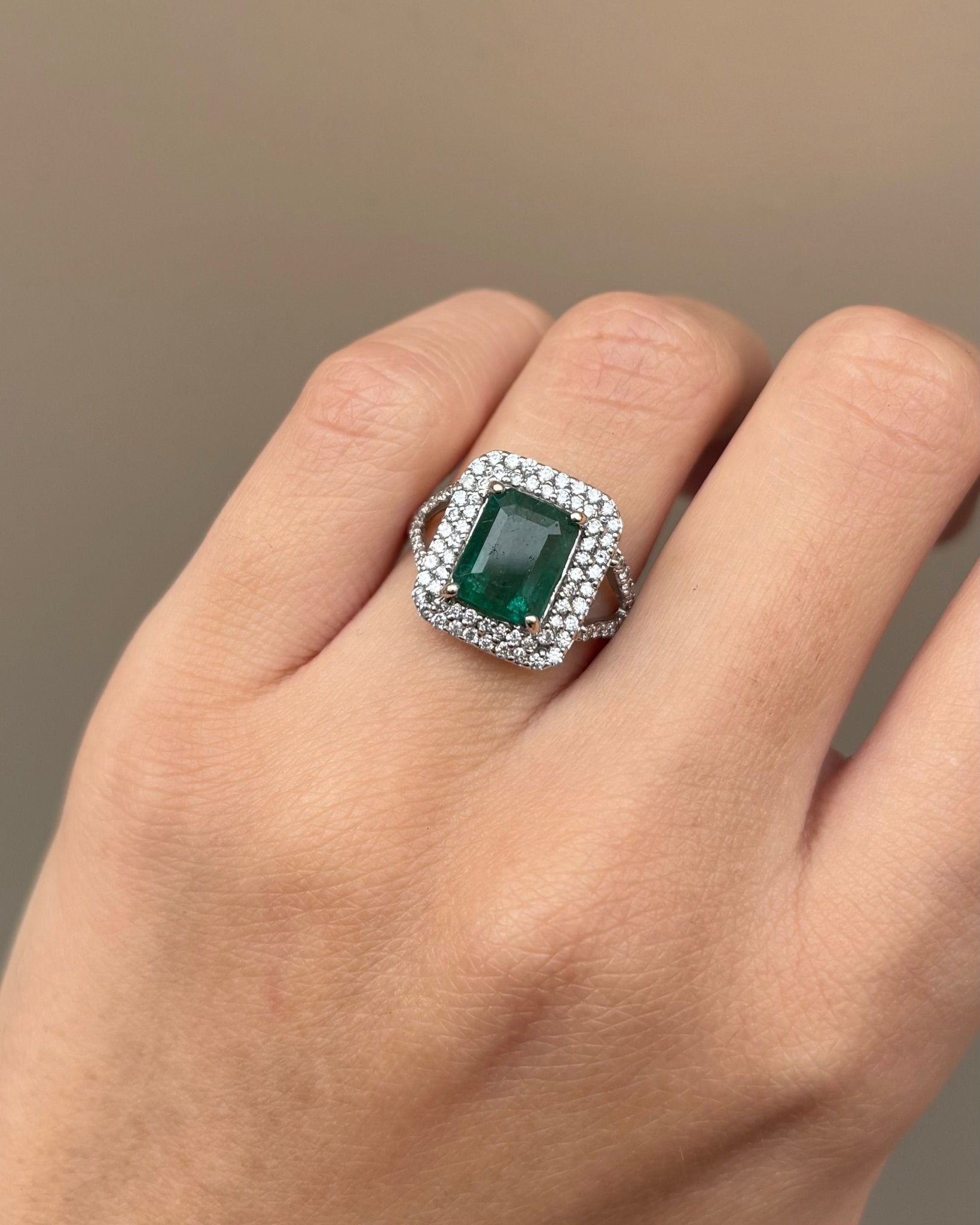 Bague Marguerite Style Art Déco Émeraude 2.88 carats &amp; Diamants 0.84 carat "Cecilia" - Elliade Paris