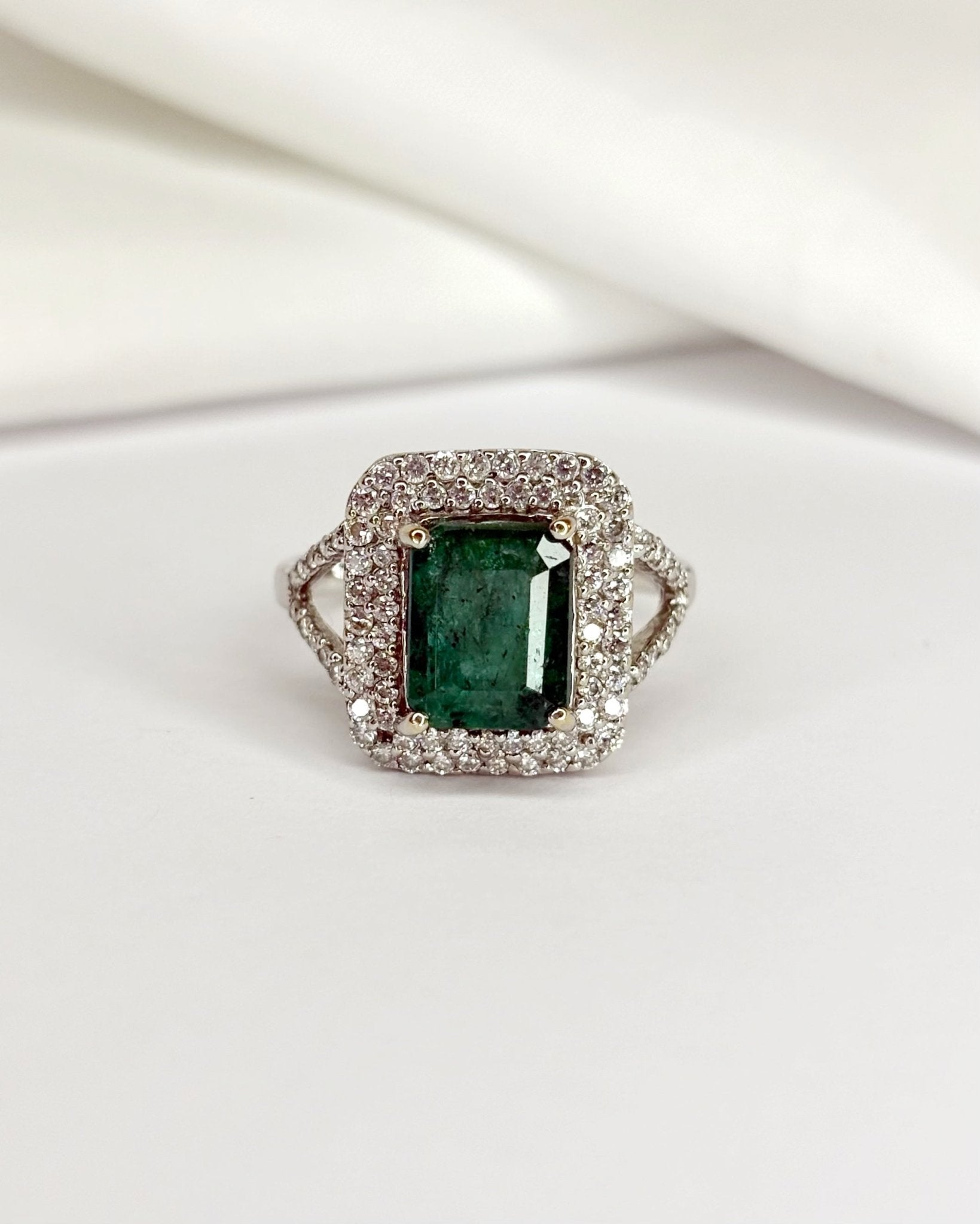 Bague Marguerite Style Art Déco Émeraude 2.88 carats &amp; Diamants 0.84 carat "Cecilia" - Elliade Paris