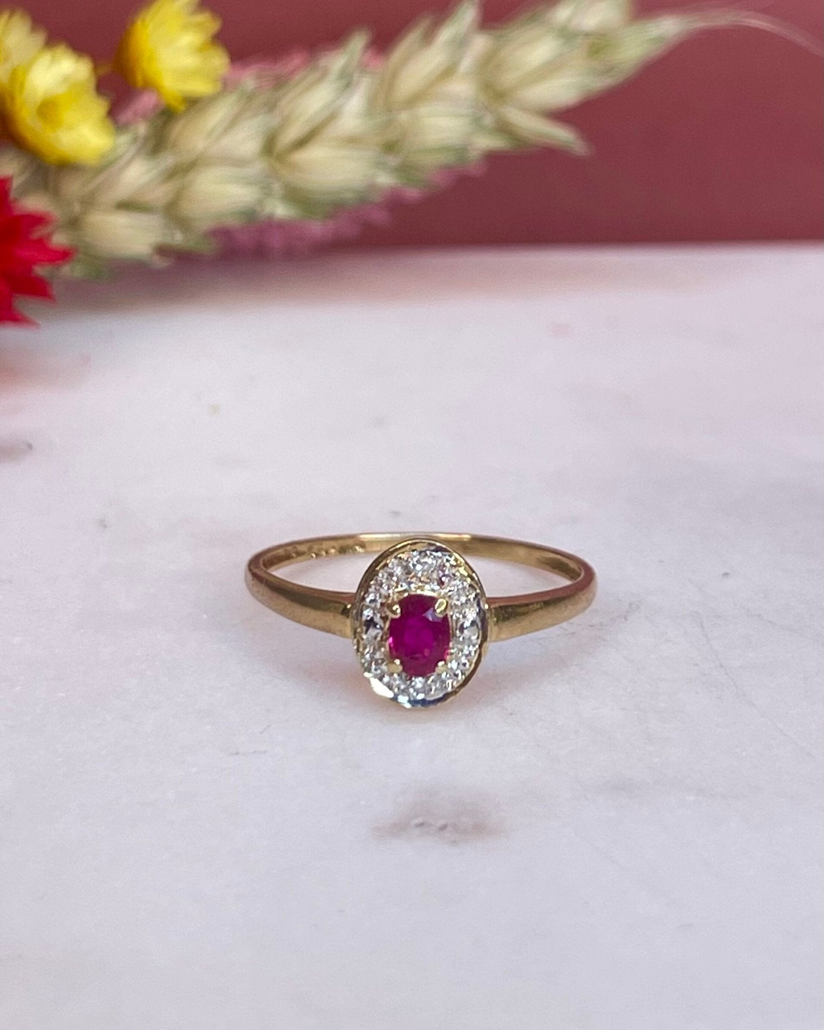 Bague Marguerite Style Art Déco Rubis &amp; Diamants "Sabrile" - Elliade Paris