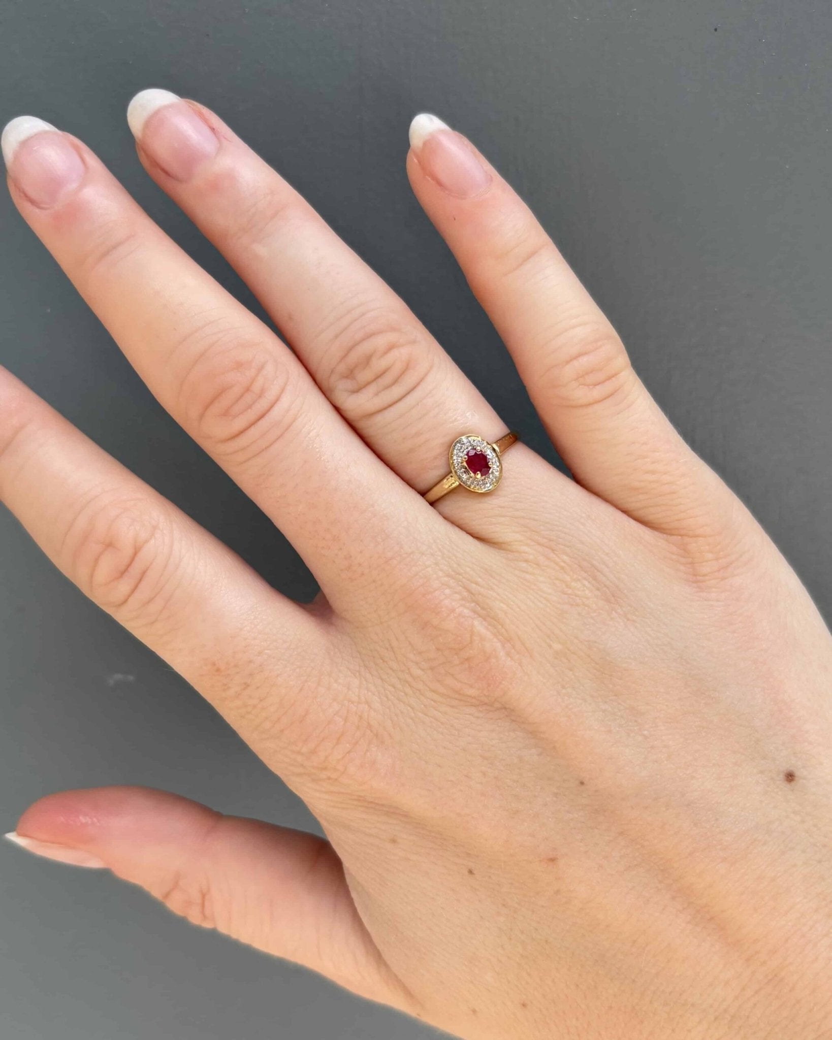 Bague Marguerite Style Art Déco Rubis &amp; Diamants "Sabrile" - Elliade Paris