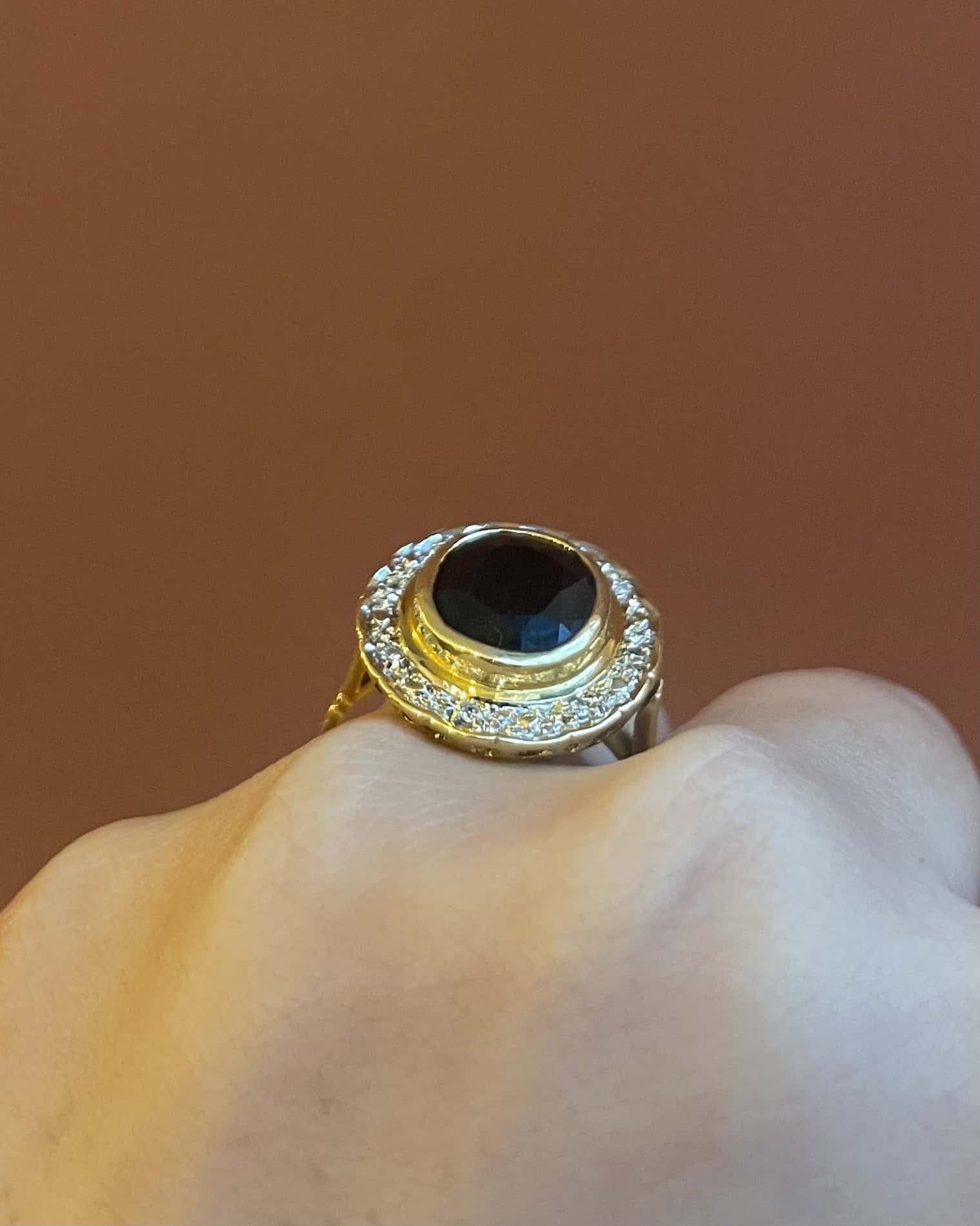 Bague Marguerite style Art - Déco Saphir 4.10 carats &amp; Diamants "Louisia" - Elliade Paris