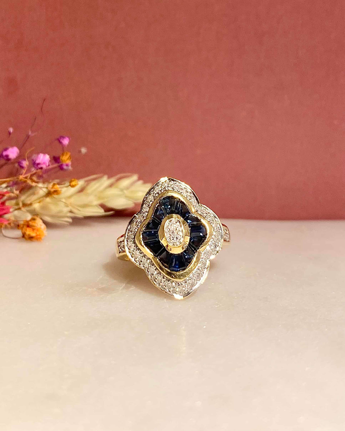 Bague Style Art-déco Jupon Saphirs 0.80 carat &amp; Diamants &quot;Briana&quot;