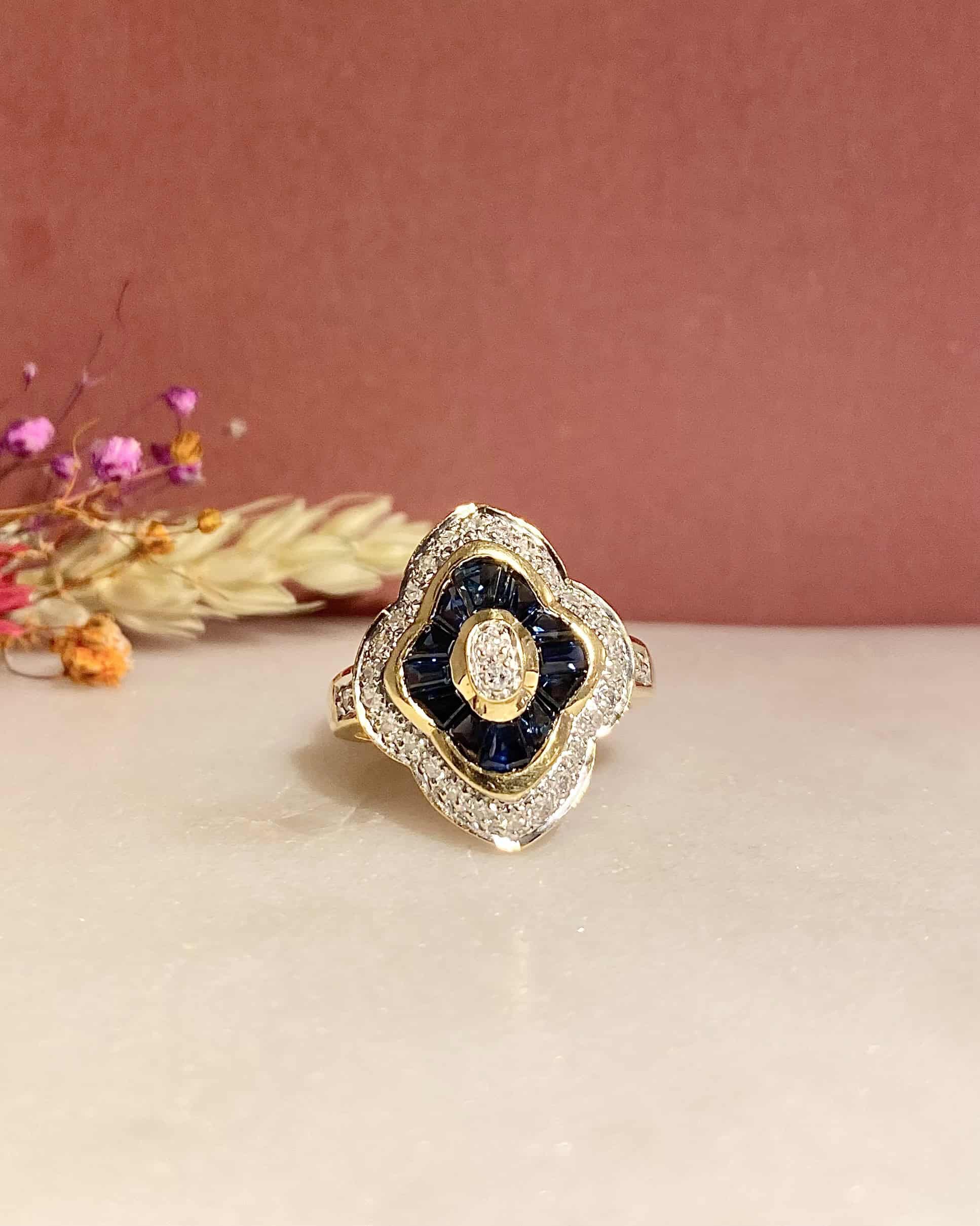 Bague Style Art-déco Jupon Saphirs 0.80 carat &amp; Diamants "Briana"