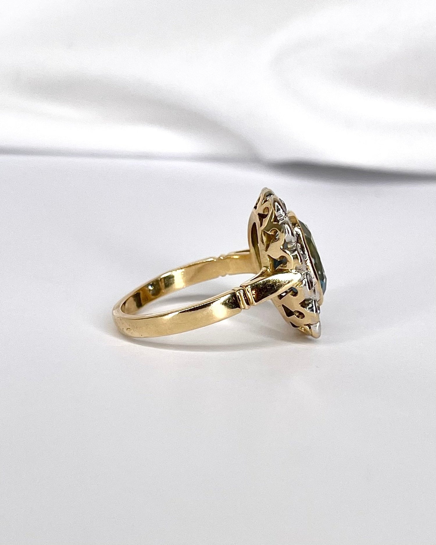 Bague Marguerite Style Art - Déco Topaze 4.80 carats &amp; Diamants 0.56 carat "Adela" - Elliade Paris