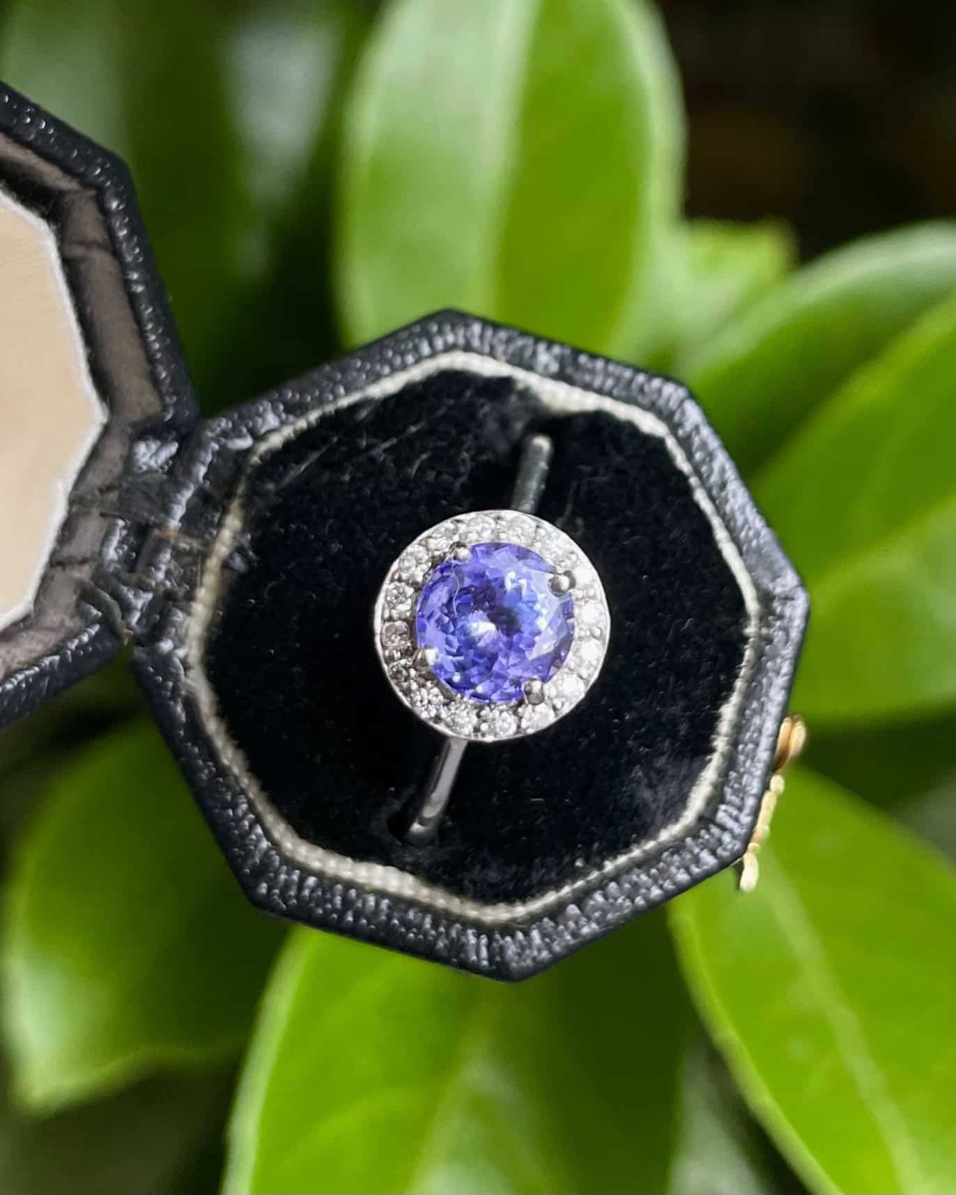 Bague Marguerite Tanzanite 1 carat &amp; 18 Diamants &quot;Zanelle&quot; - Elliade Paris