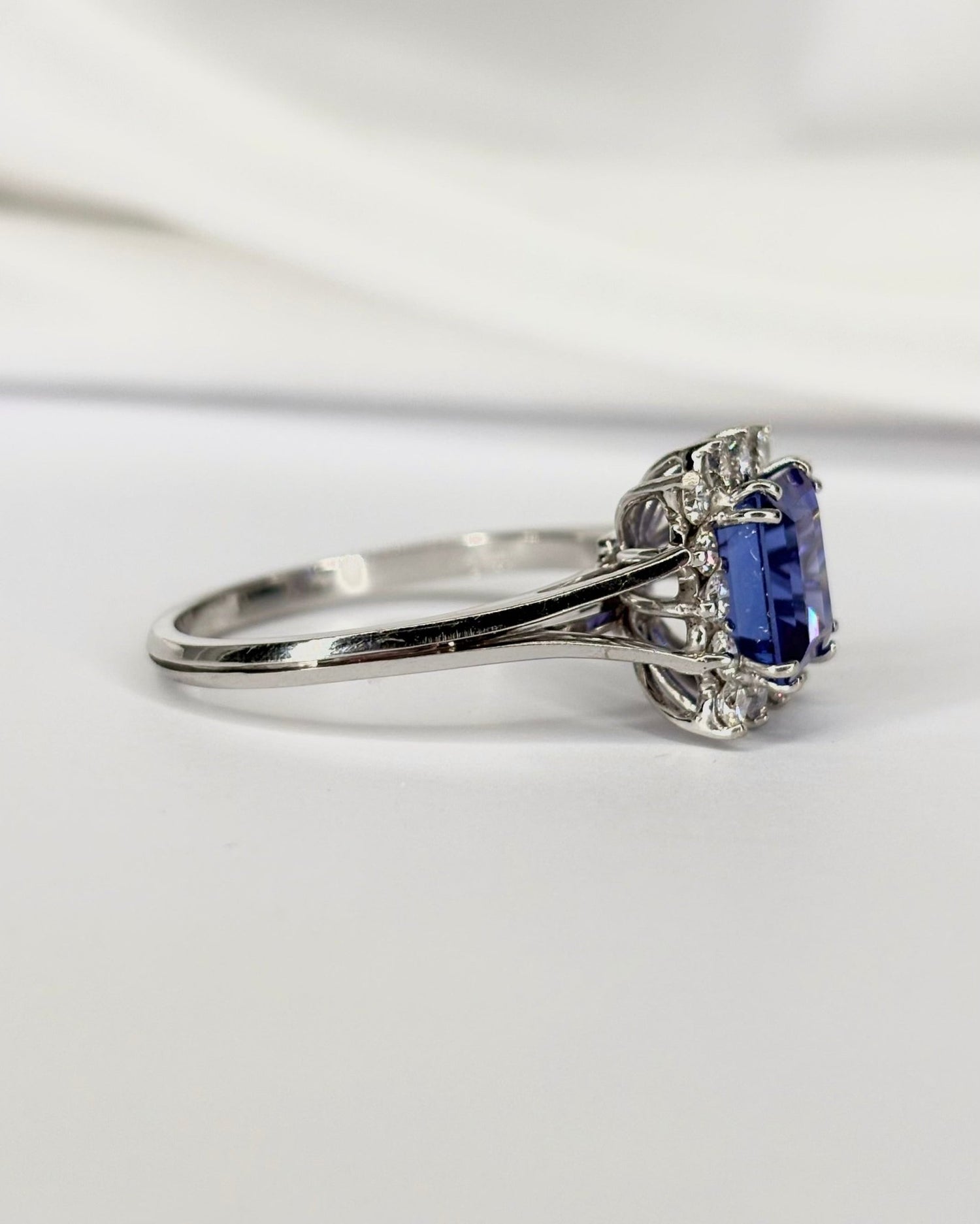 Bague Marguerite Tanzanite 2.80 carats &amp; Diamants 0.56 carat "Anissa" - Elliade Paris