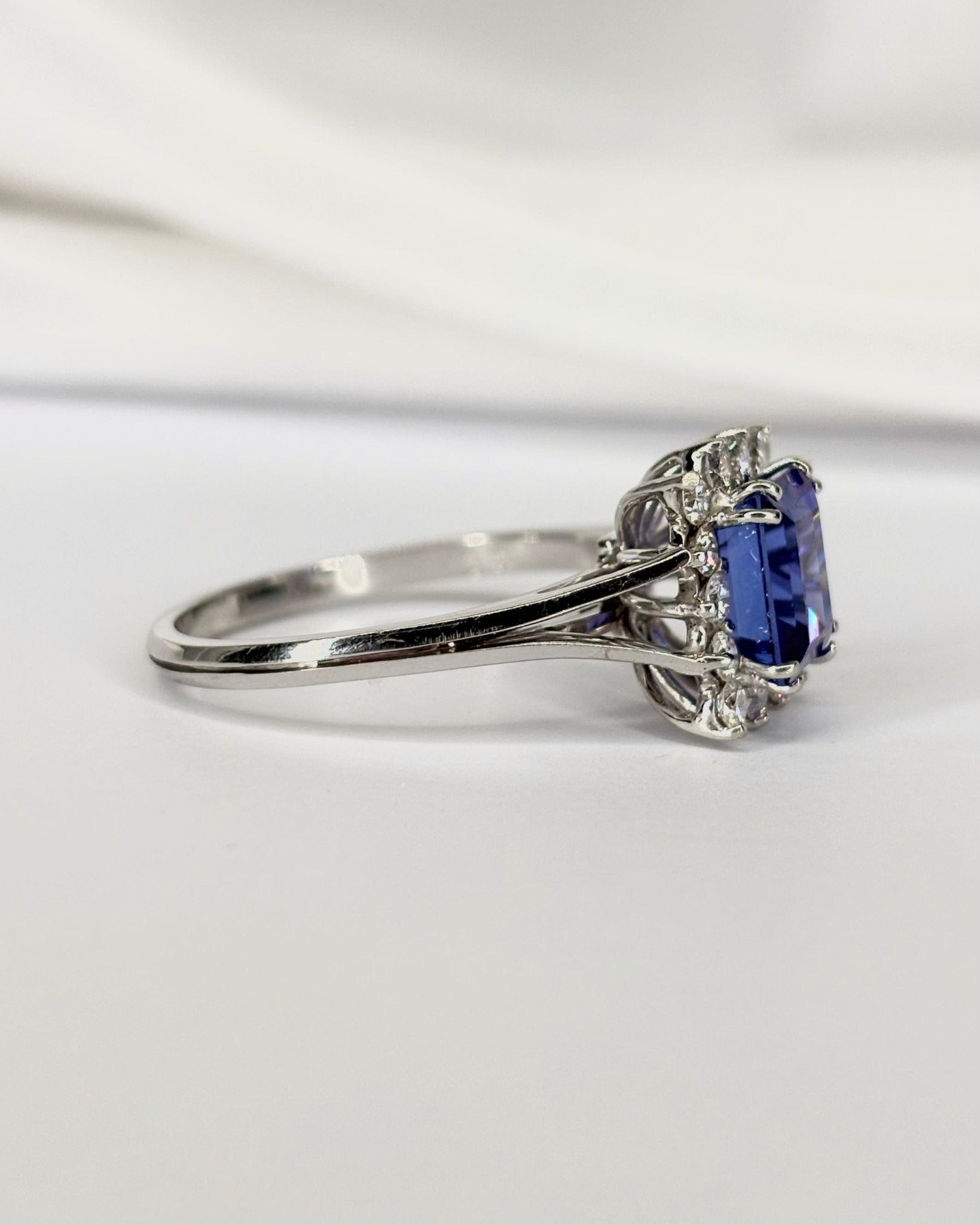 Bague Marguerite Tanzanite 2.80 carats &amp; Diamants 0.56 carat "Anissa" - Elliade Paris