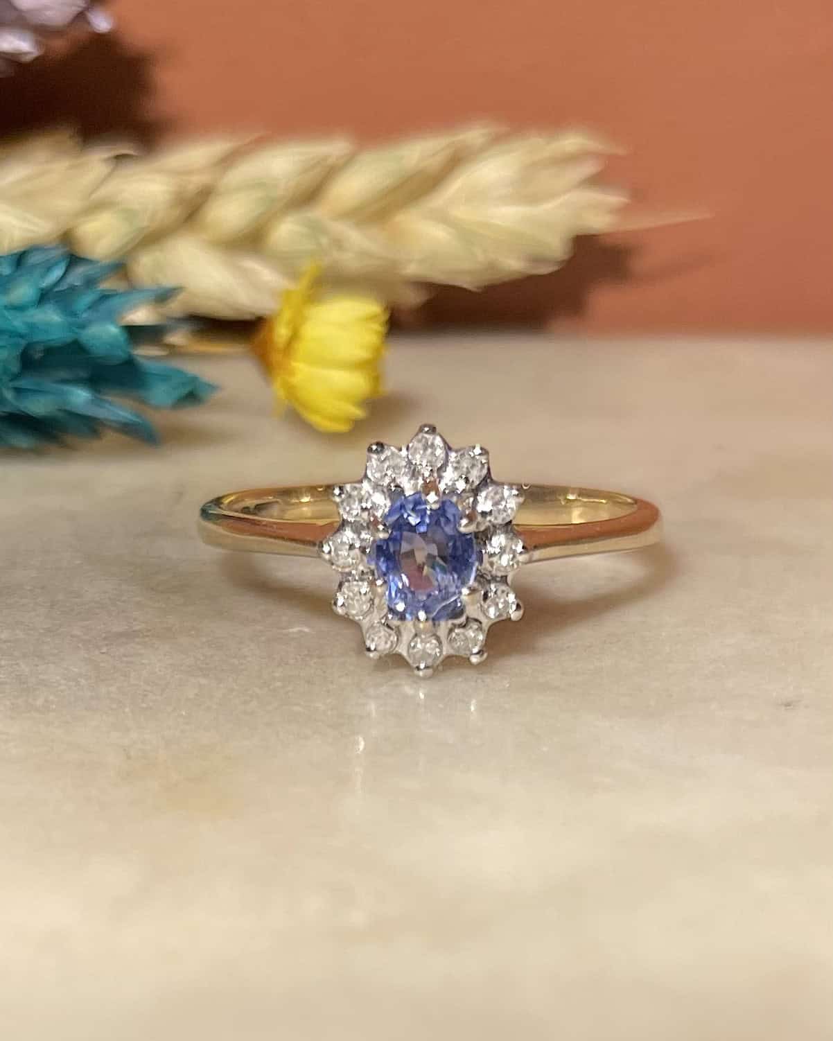 Anillo de margaritas con zafiro y diamantes "Nouchka"