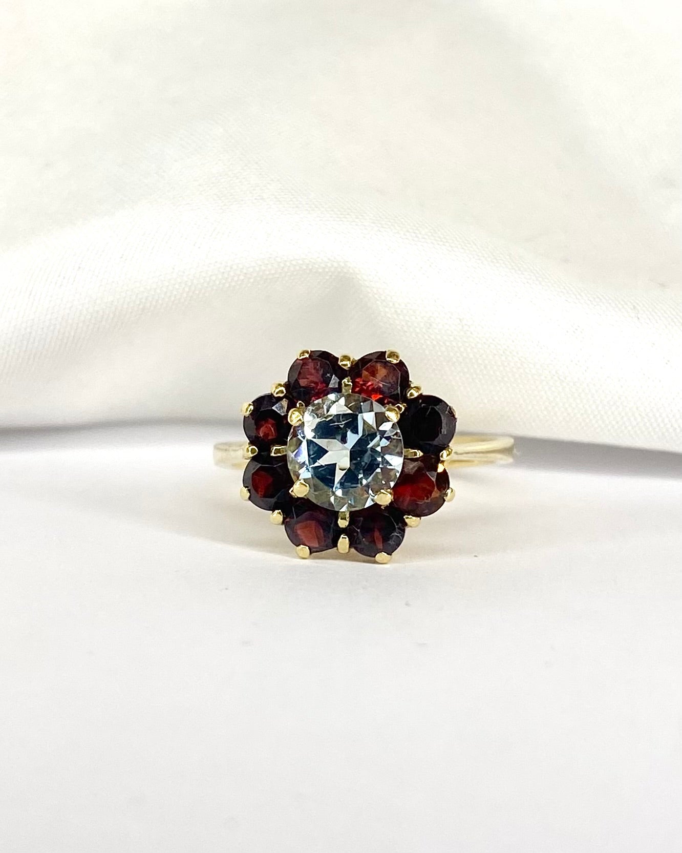 Bague Marguerite Topaze 1.56 carat &amp; 8 Grenats "Natasha" - Elliade Paris