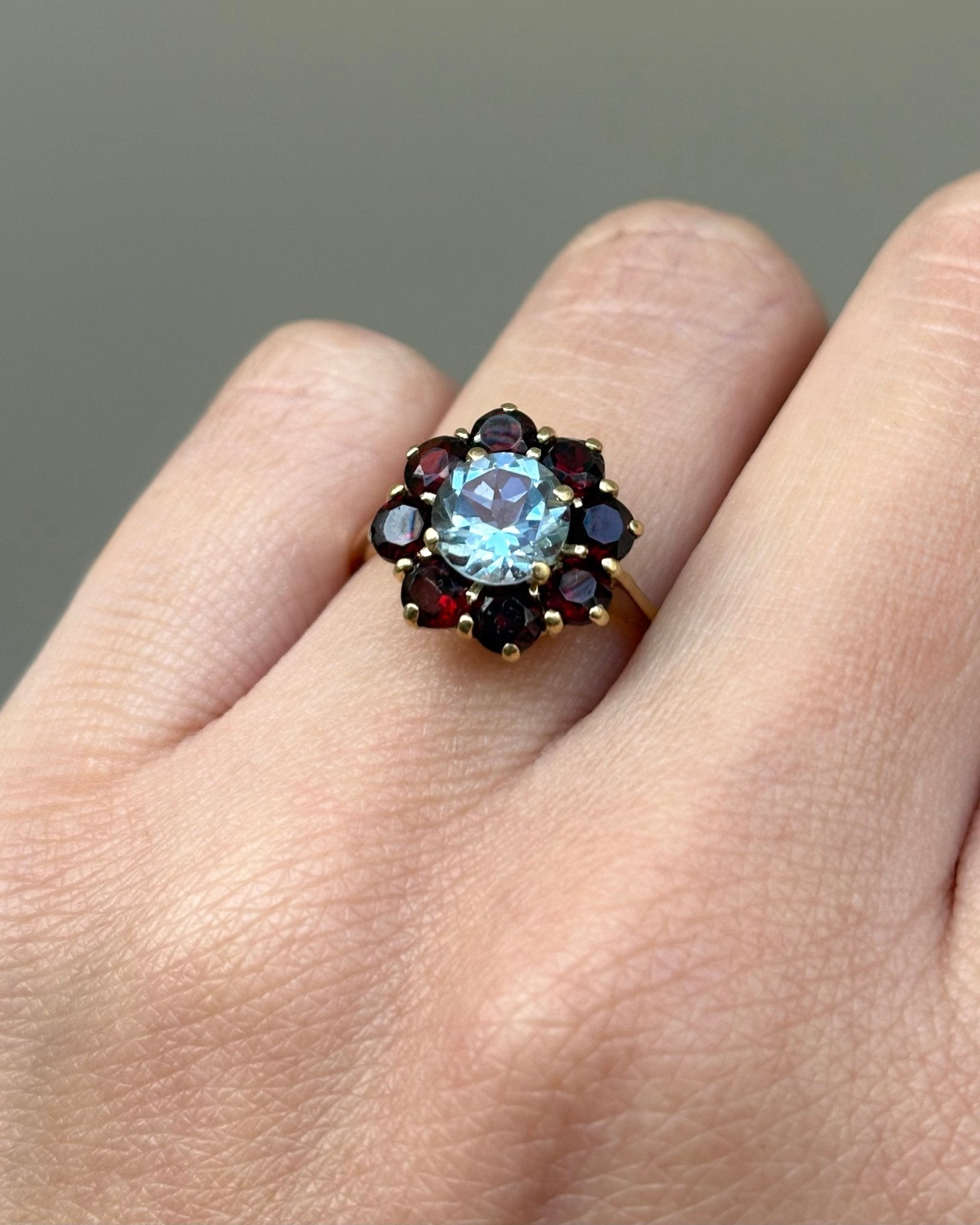 Bague Marguerite Topaze 1.56 carat &amp; 8 Grenats "Natasha" - Elliade Paris