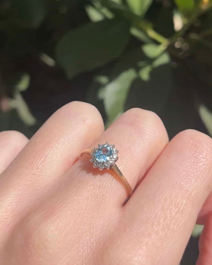 Anillo de margaritas con topacio y diamantes &quot;Tess&quot;