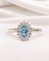 Bague Marguerite Topaze Swiss Blue 0.89 carat & Diamants 0.32 carat "Linda" - Elliade Paris