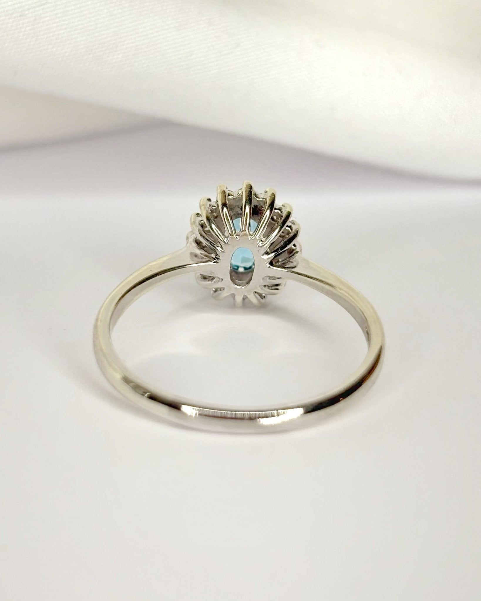 Bague Marguerite Topaze Swiss Blue 0.89 carat &amp; Diamants 0.32 carat "Linda" - Elliade Paris