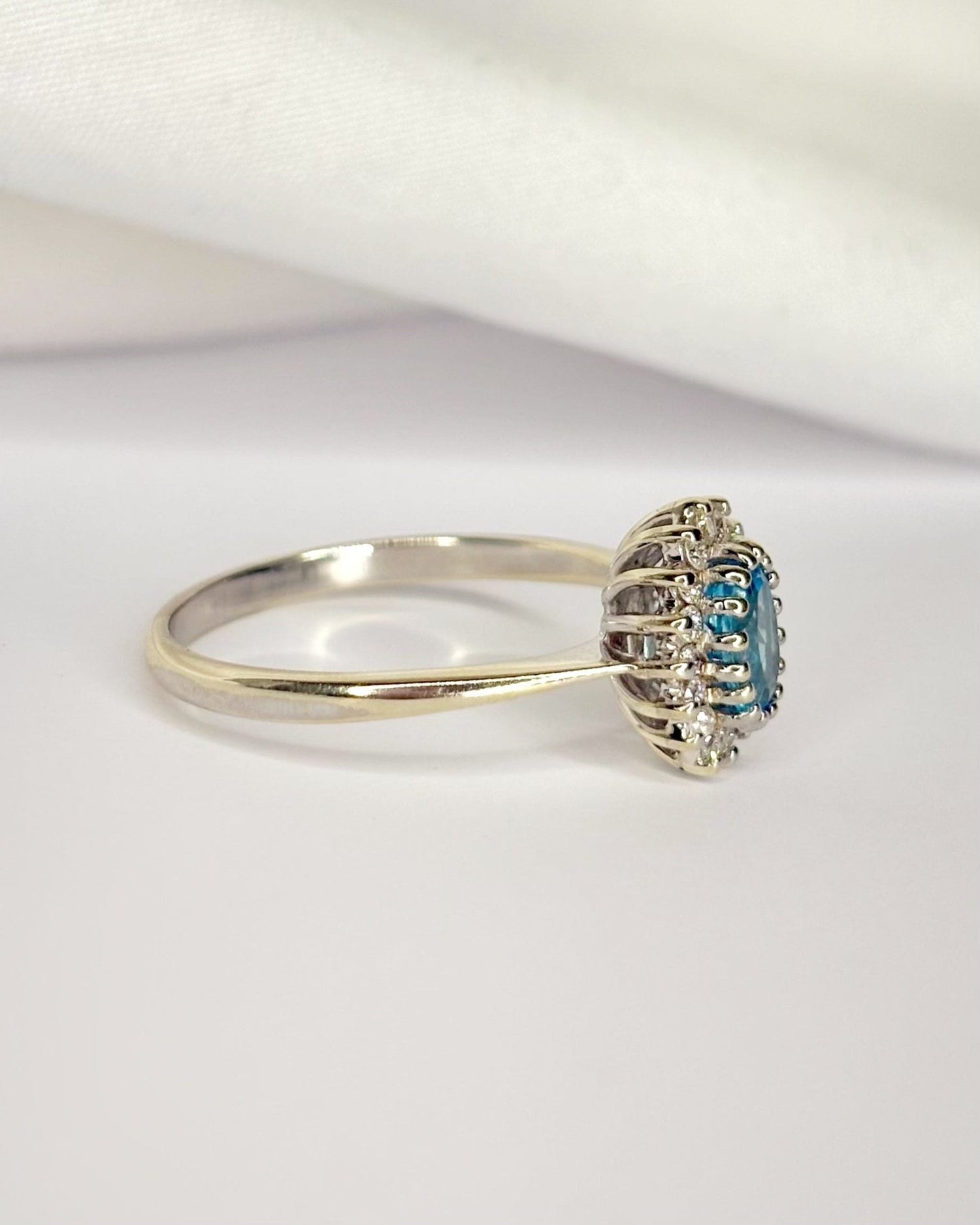 Bague Marguerite Topaze Swiss Blue 0.89 carat &amp; Diamants 0.32 carat "Linda" - Elliade Paris