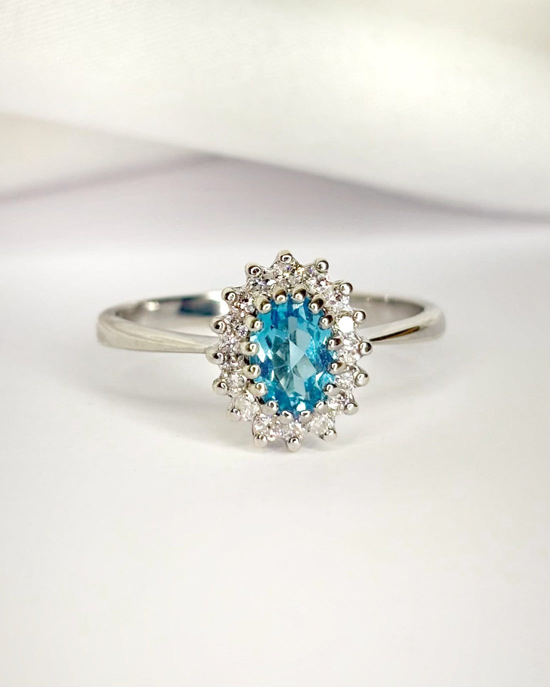 Bague Marguerite Topaze Swiss Blue 0.89 carat &amp; Diamants 0.32 carat "Linda" - Elliade Paris