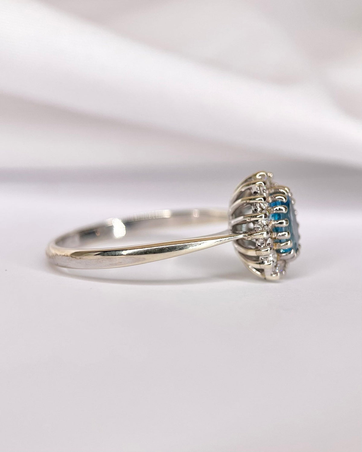 Bague Marguerite Topaze Swiss Blue 0.89 carat &amp; Diamants 0.32 carat "Linda" - Elliade Paris