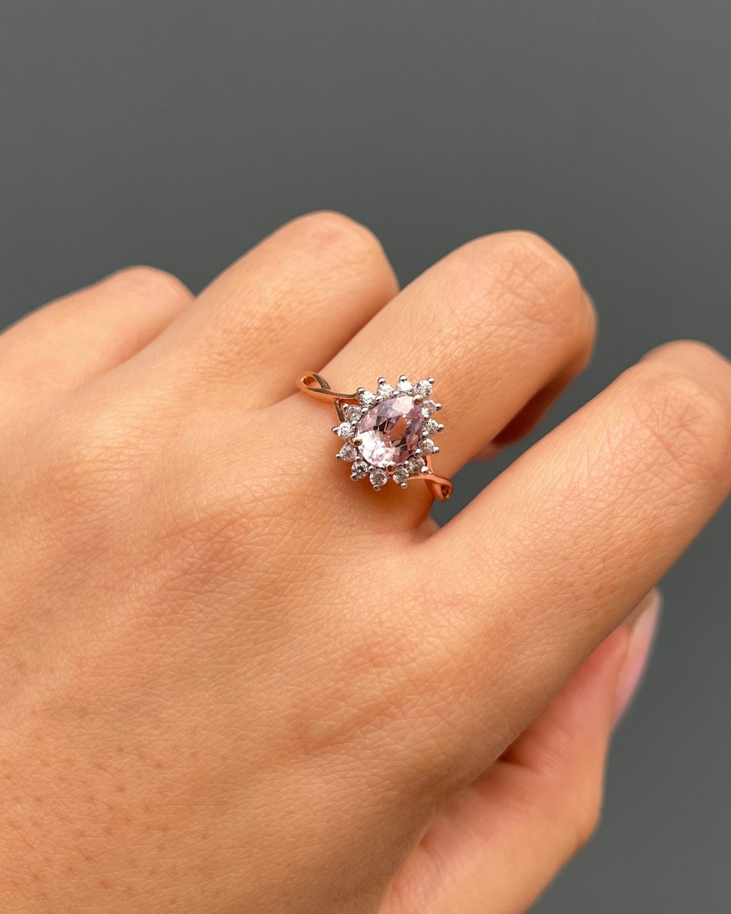 Bague Marguerite Tourmaline Rose 1.30 carat &amp; 14 Topazes Blanches &quot;Ginevra&quot; - Elliade Paris