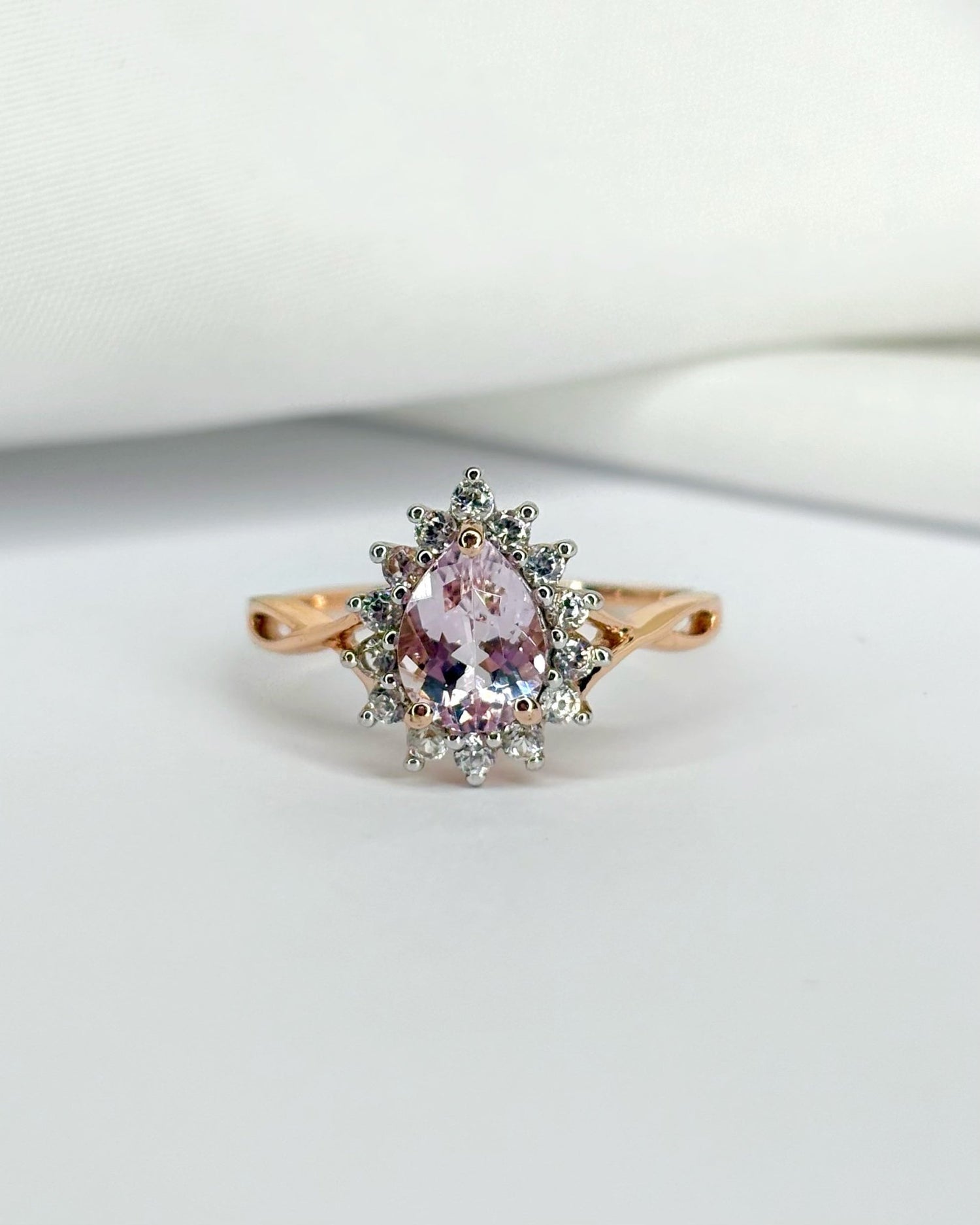 Bague Marguerite Tourmaline Rose 1.30 carat &amp; 14 Topazes Blanches &quot;Ginevra&quot; - Elliade Paris