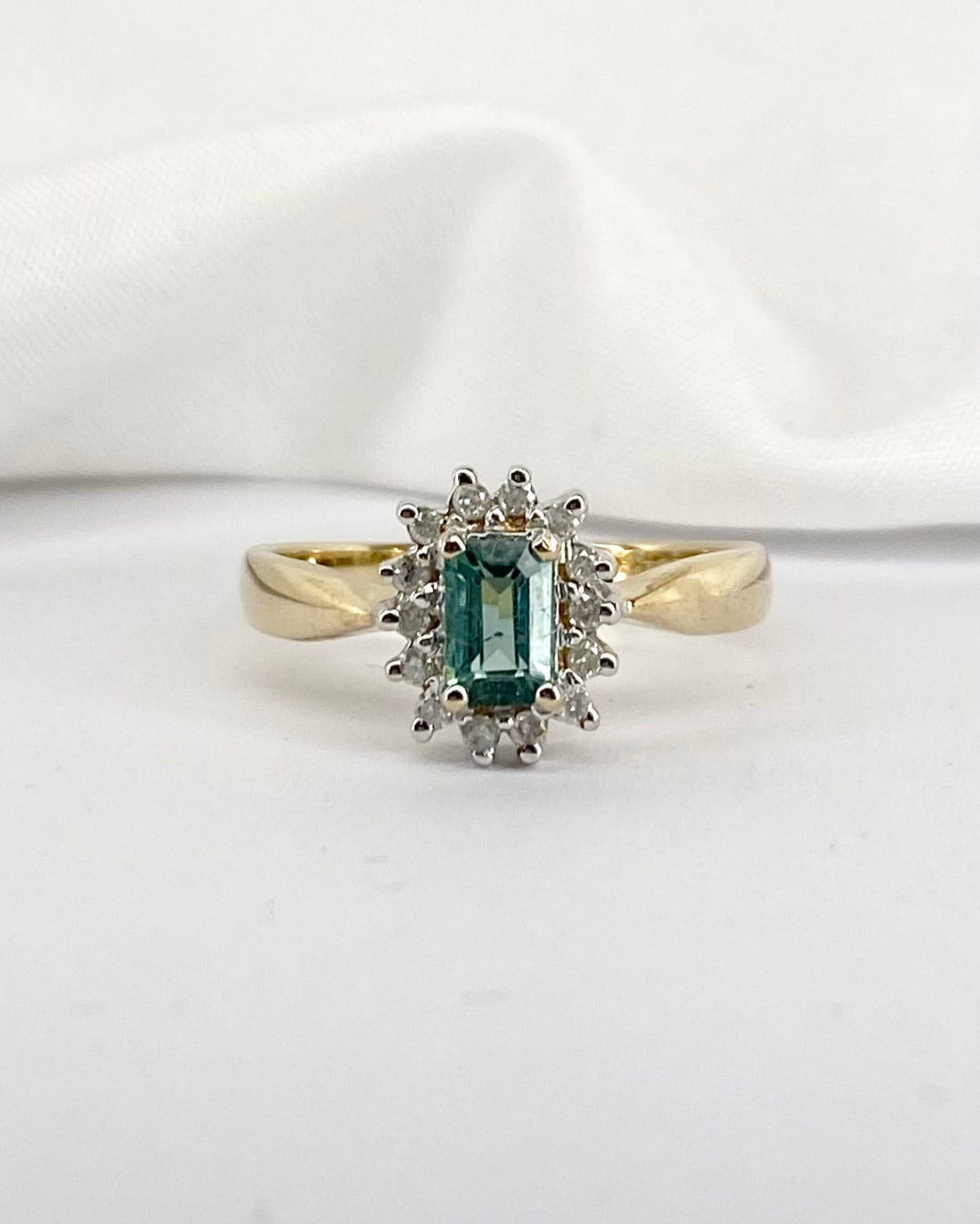 Bague Marguerite Tourmaline Verte 0.64 carat &amp; 14 Diamants &quot;Hawa&quot; - Elliade Paris