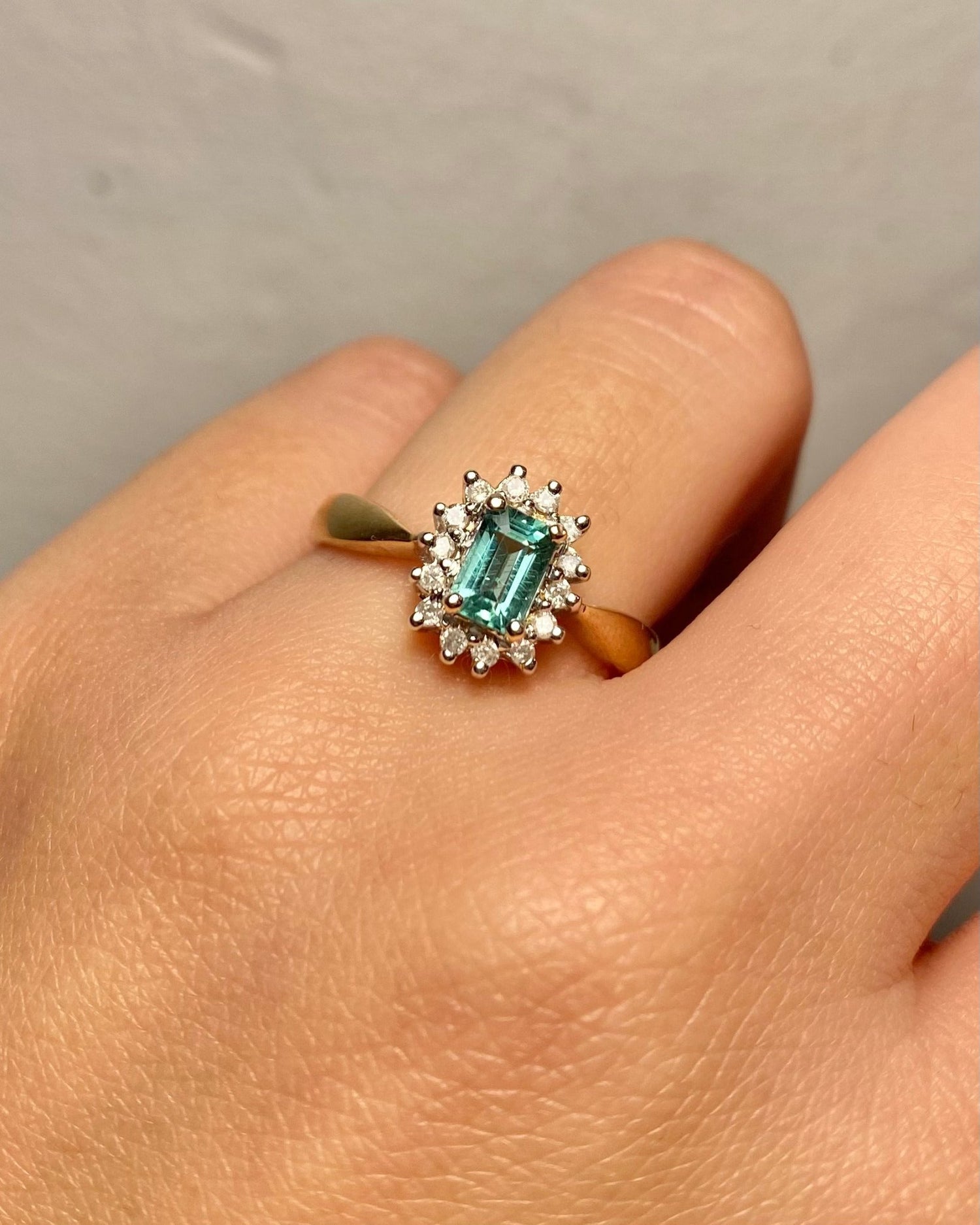 Bague Marguerite Tourmaline Verte 0.64 carat &amp; 14 Diamants &quot;Hawa&quot; - Elliade Paris