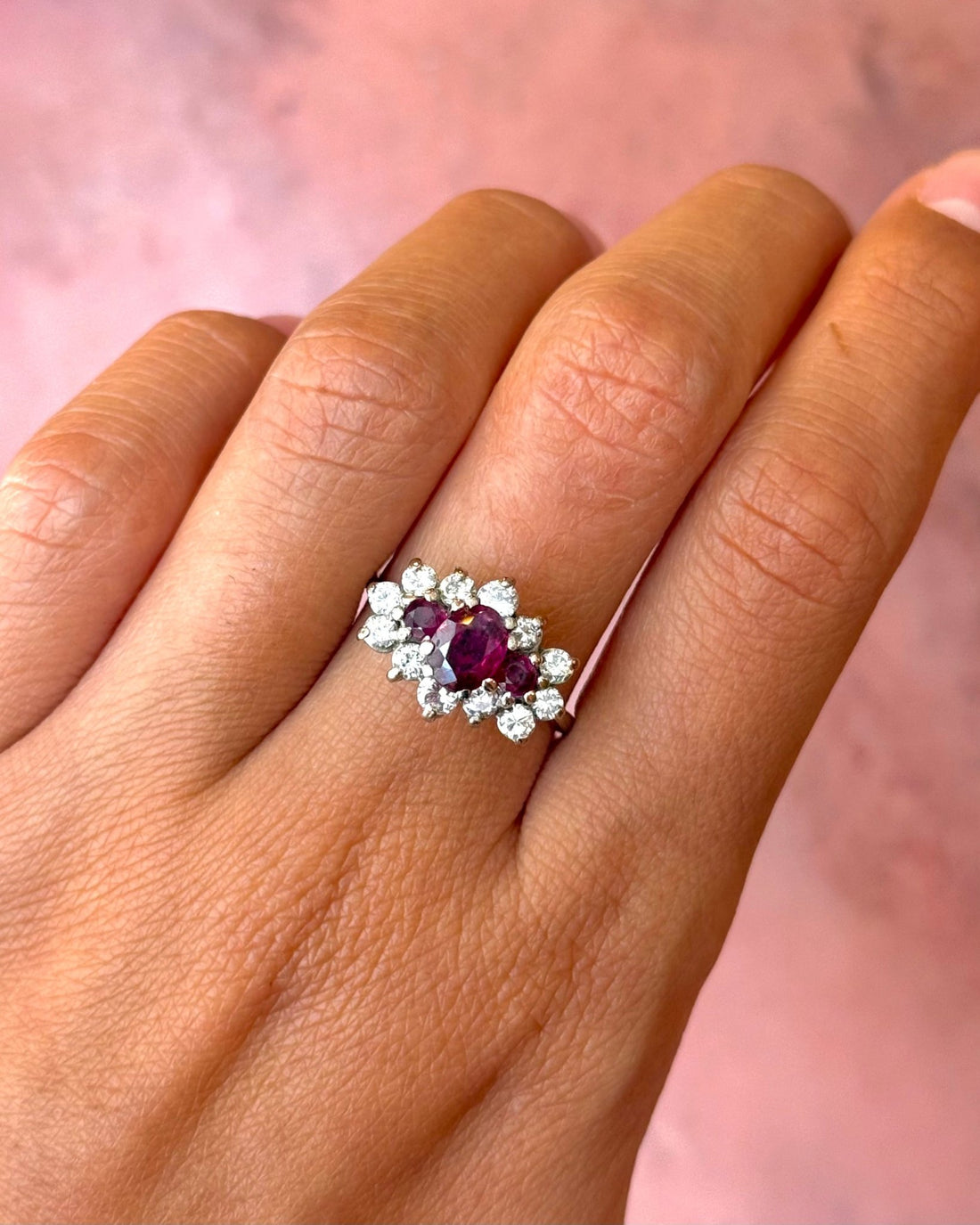 Bague Marguerite Trilogie Rubis 1.14 carat &amp; Diamants 0.72 carat "Ysée" - Elliade Paris