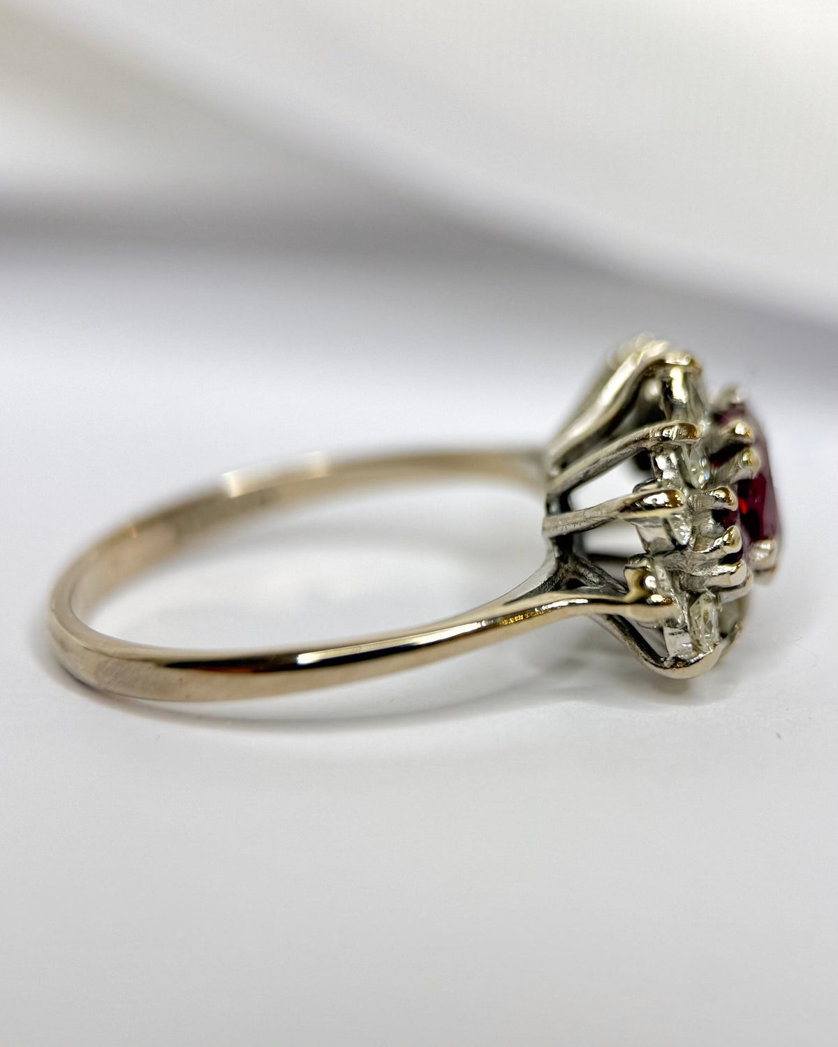 Bague Marguerite Trilogie Rubis 1.14 carat &amp; Diamants 0.72 carat "Ysée" - Elliade Paris