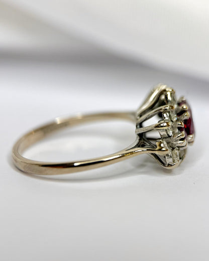 Bague Marguerite Trilogie Rubis 1.14 carat &amp; Diamants 0.72 carat "Ysée" - Elliade Paris