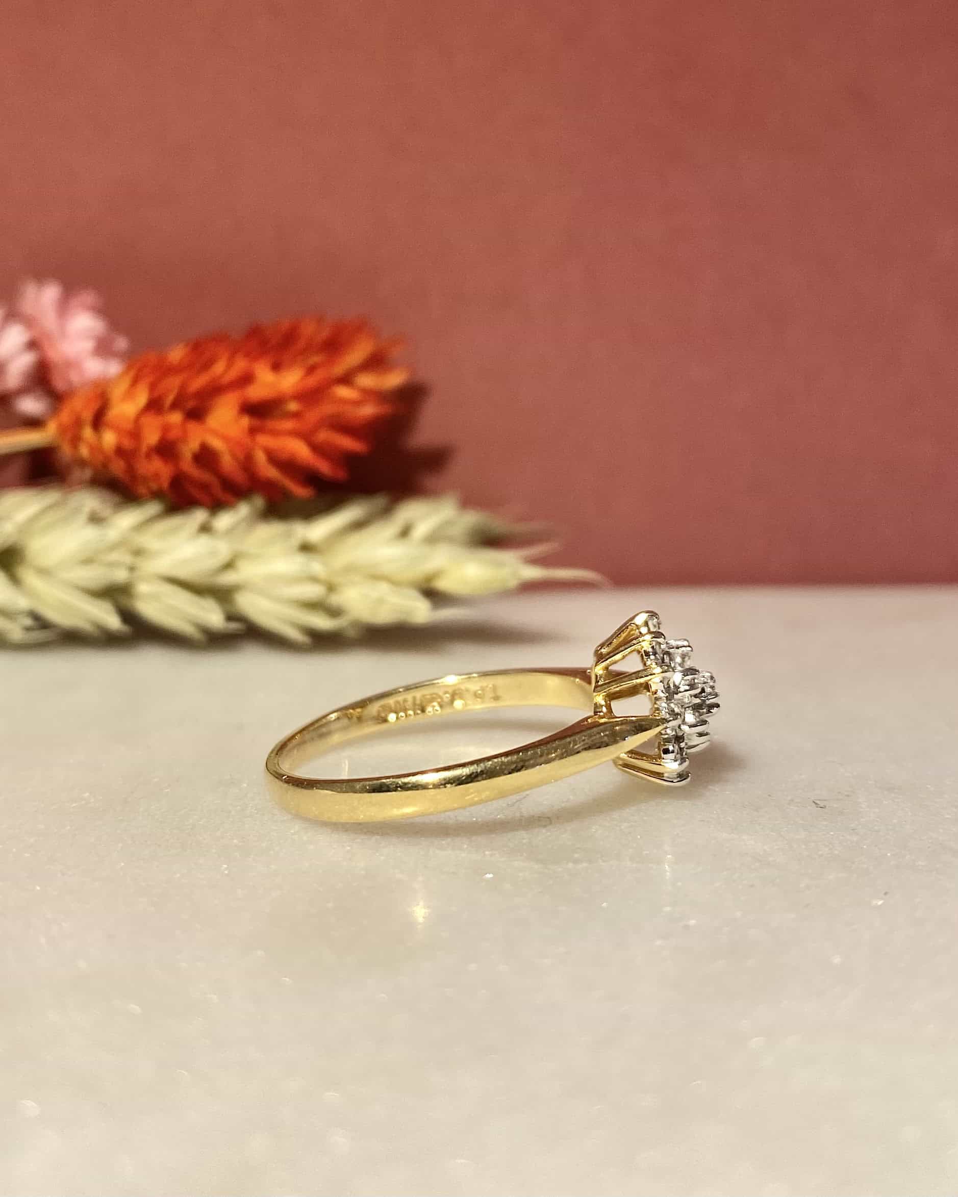 Anillo de margaritas "Constance" con 19 diamantes