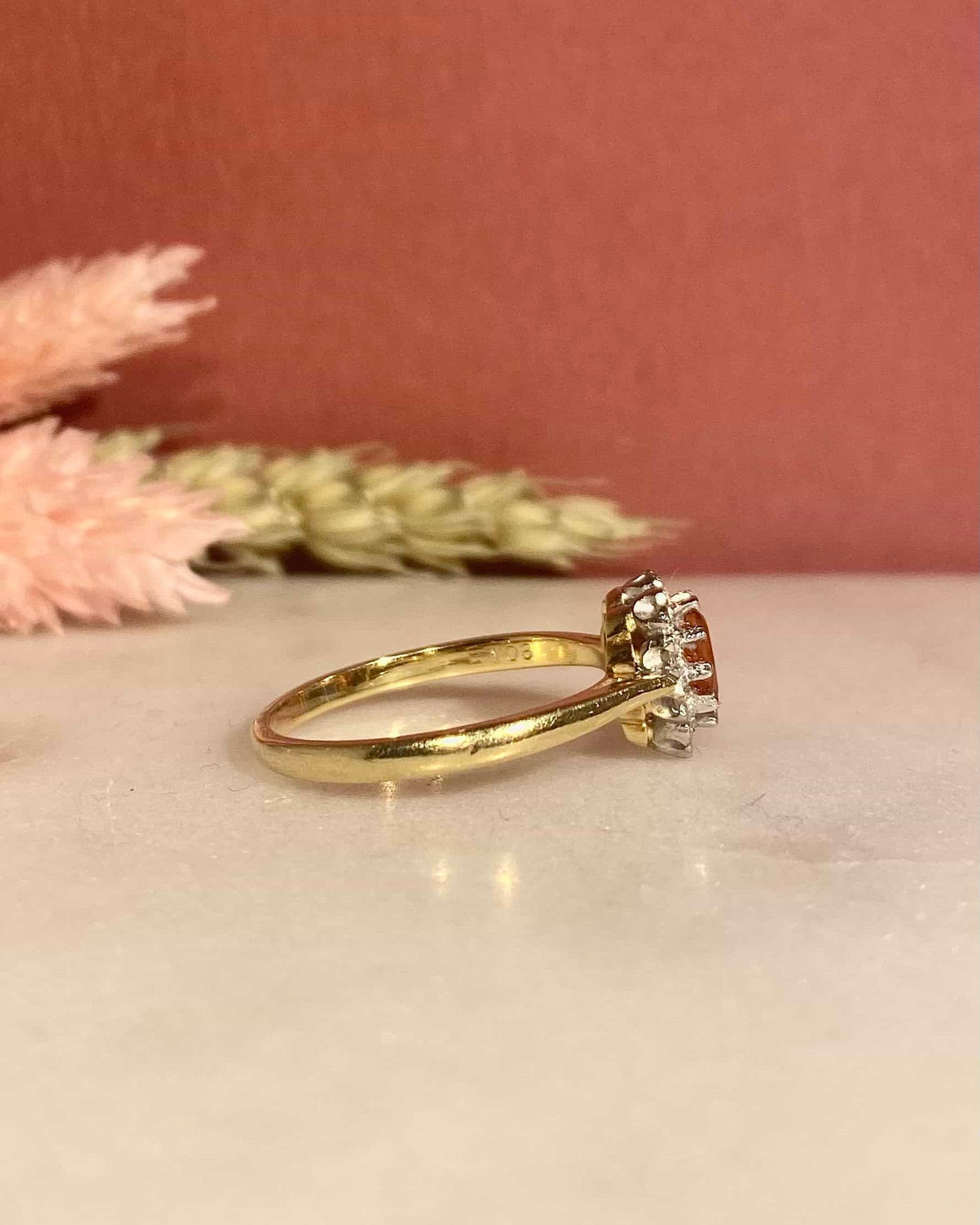 Bague Marguerite Opale de Feu 0.35 carat &amp; Diamants &quot;Loue&quot;