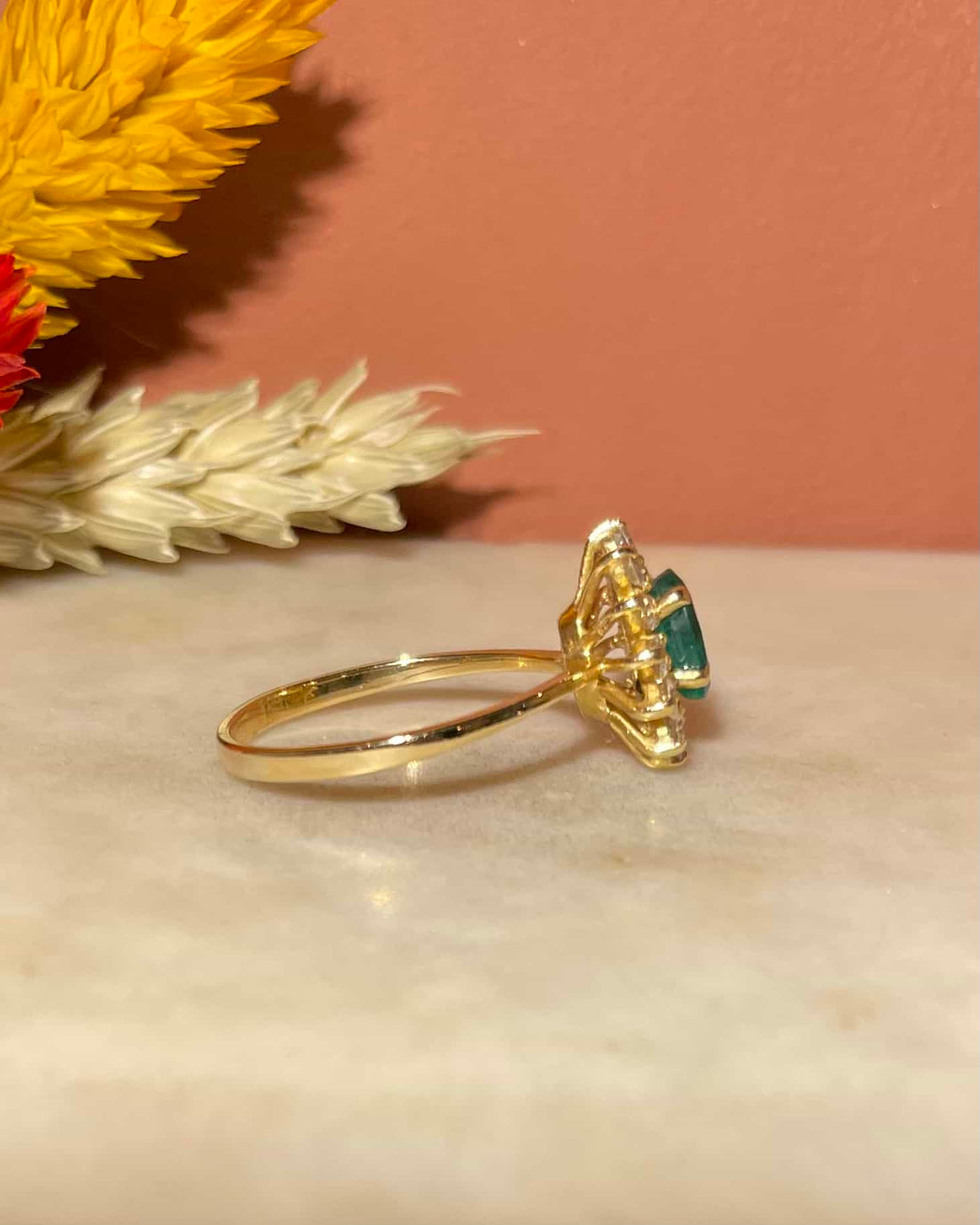 Anillo &quot;Niamh&quot; con margarita de esmeralda y diamantes de 0,60 quilates