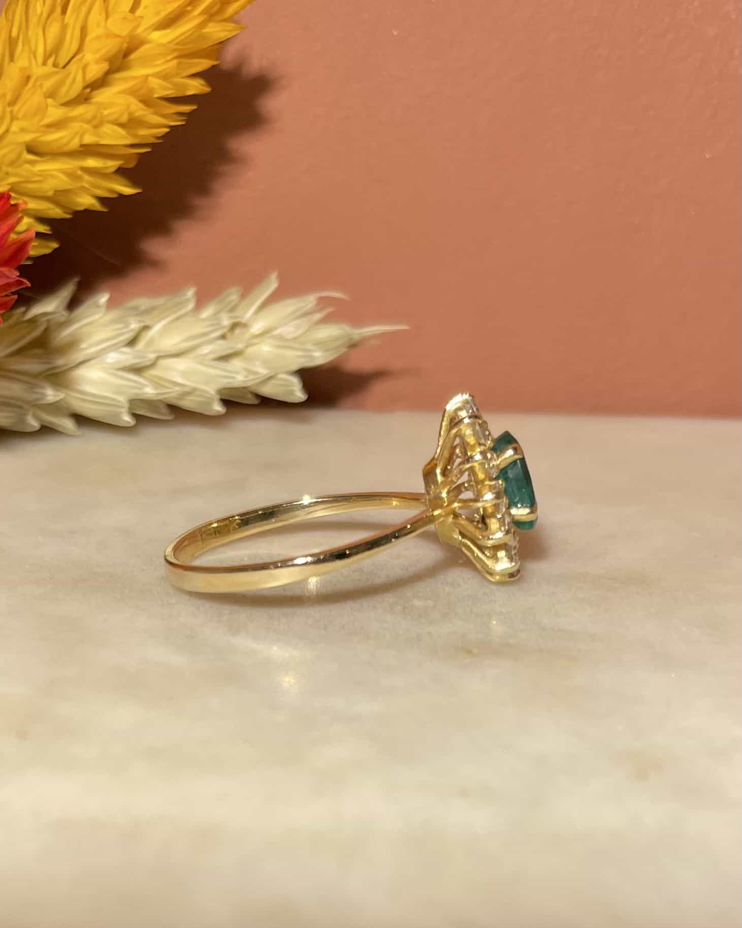 Bague Marguerite Émeraude 0.60 carat &amp; Diamants "Niamh"