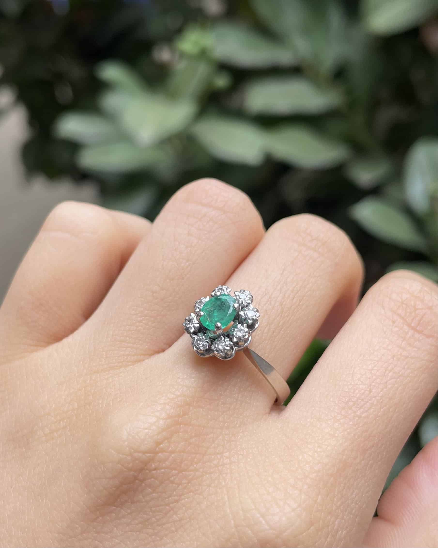 Anillo "Maryam" de margaritas con esmeralda y diamantes de 0,40 quilates