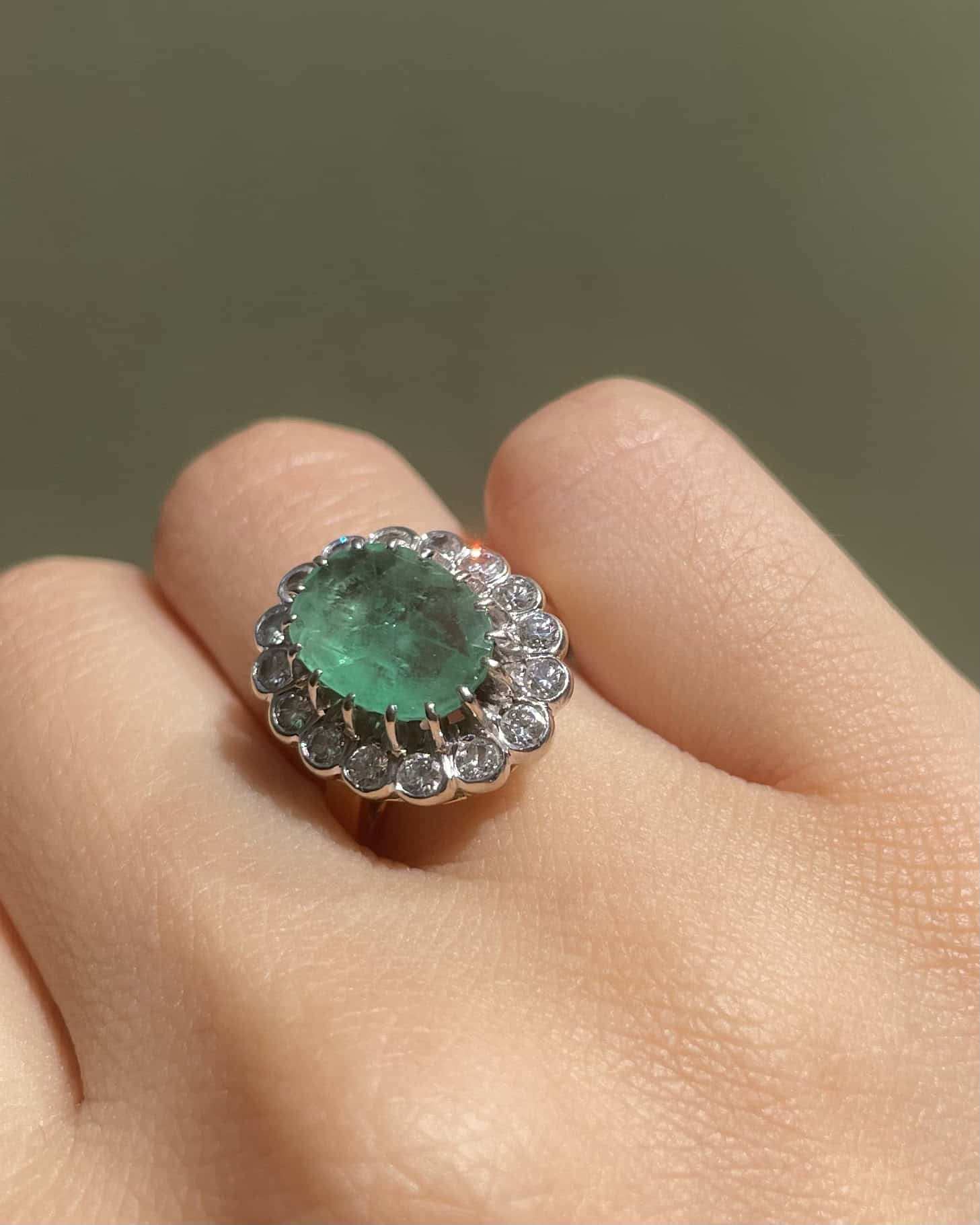 Bague Marguerite Émeraude 1.65 carat &amp; 16 Diamants &quot;Hanya&quot;