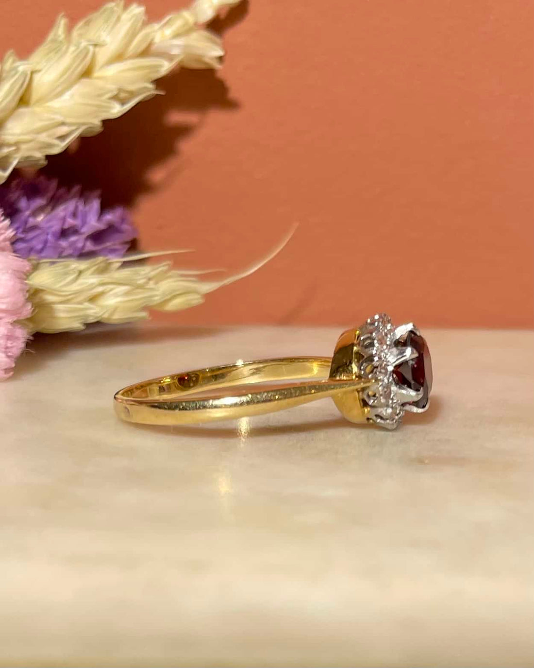 Anillo de margaritas de granate y diamantes &quot;Blayze&quot;