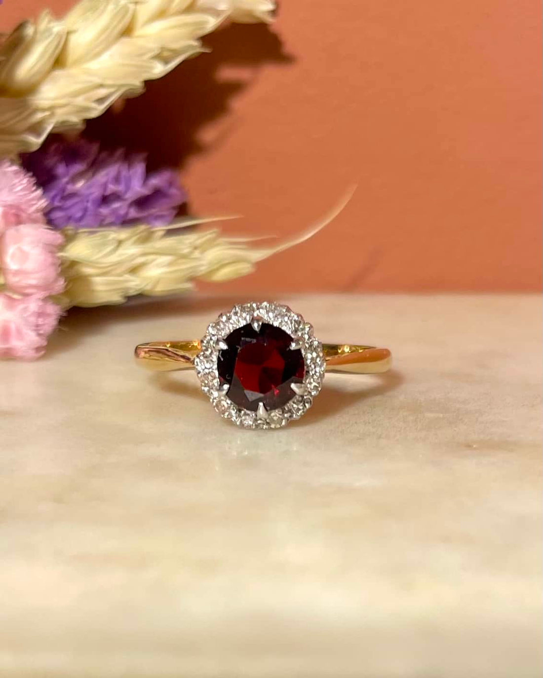 Anillo de margaritas de granate y diamantes &quot;Blayze&quot;