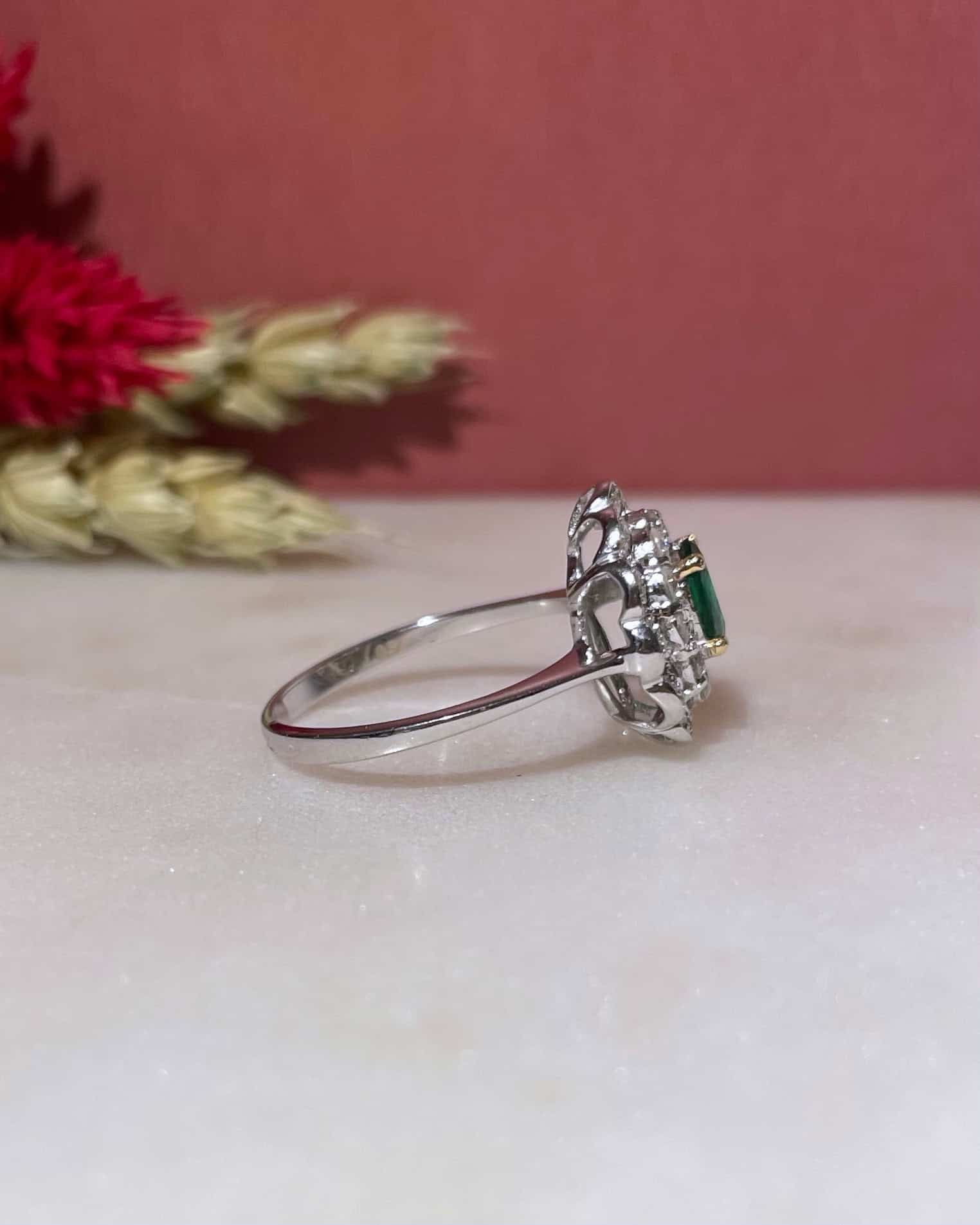 Anillo "Lou" con granate verde tsavorita y margarita de 48 diamantes