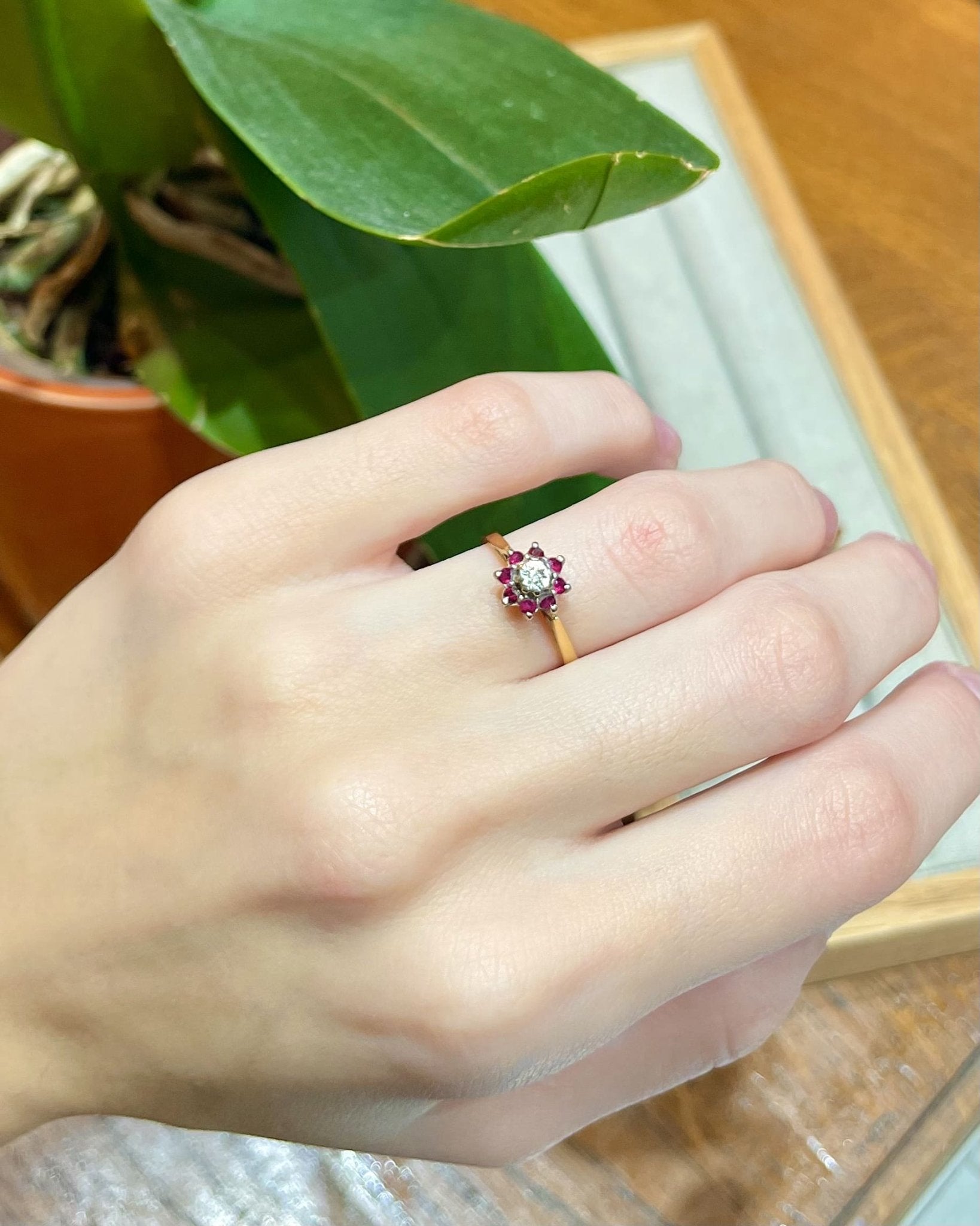 Bague Marguerite Vintage Rubis &amp; Diamant "Rosalyn" - Elliade Paris