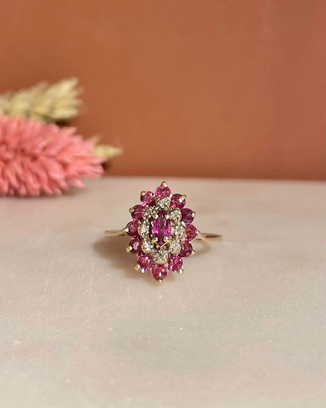 Anillo Kensley 13 con margaritas de diamantes y rubíes