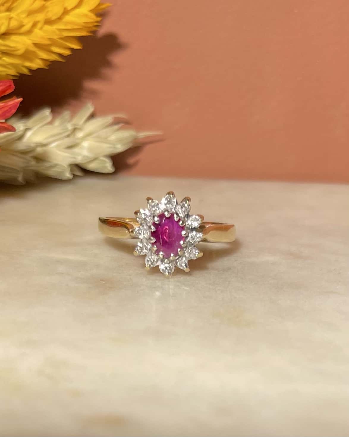 Anillo de margaritas con rubí y diamantes "Aristea"