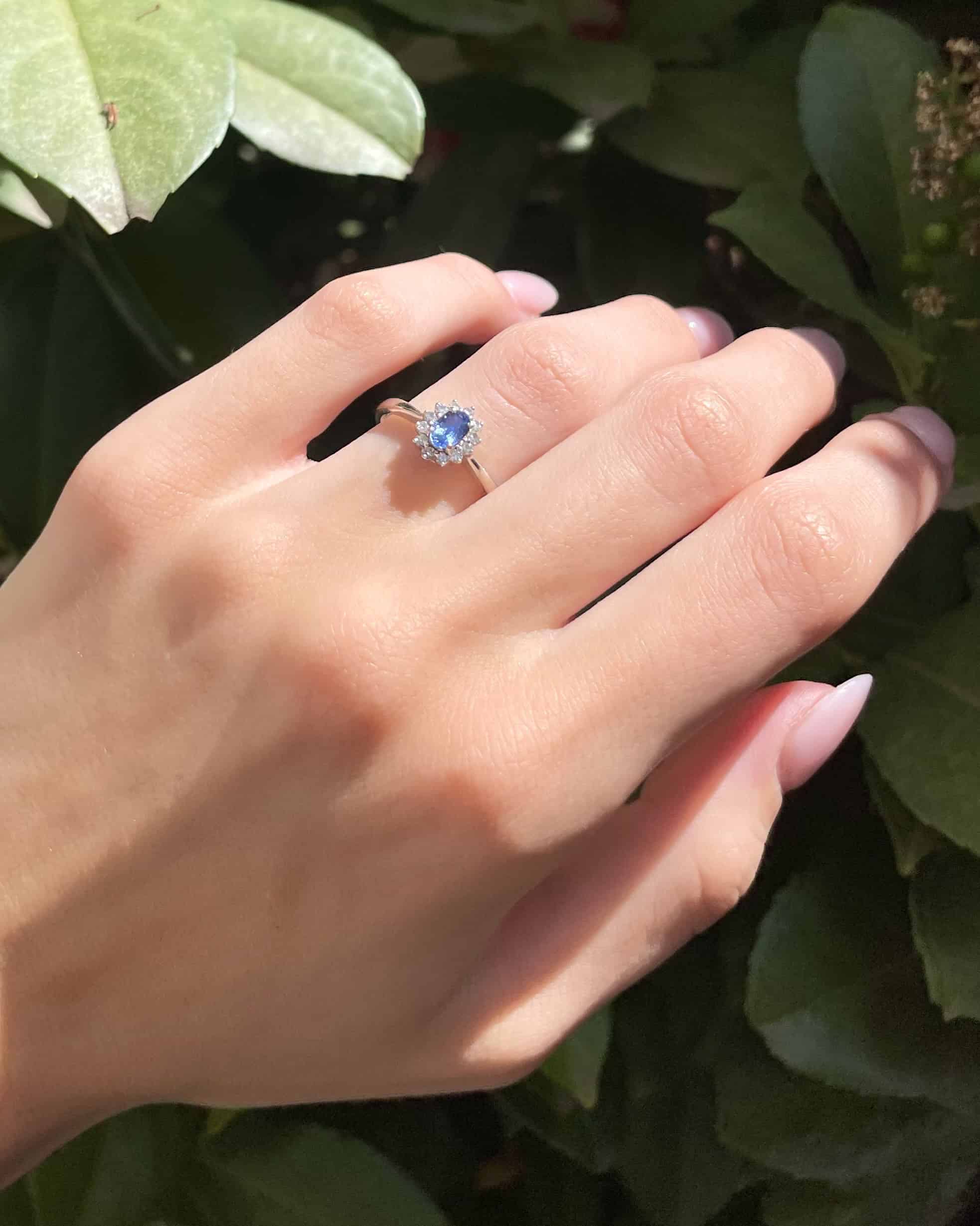 Anillo de margaritas con zafiro y diamantes "Jeanne"