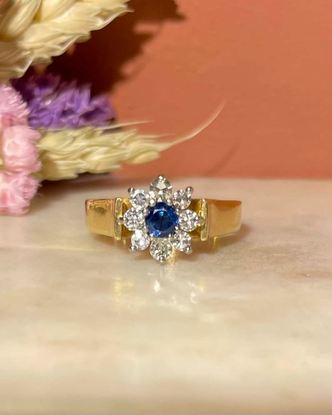 Anillo &quot;Sydney&quot; con zafiro y margarita de 8 diamantes