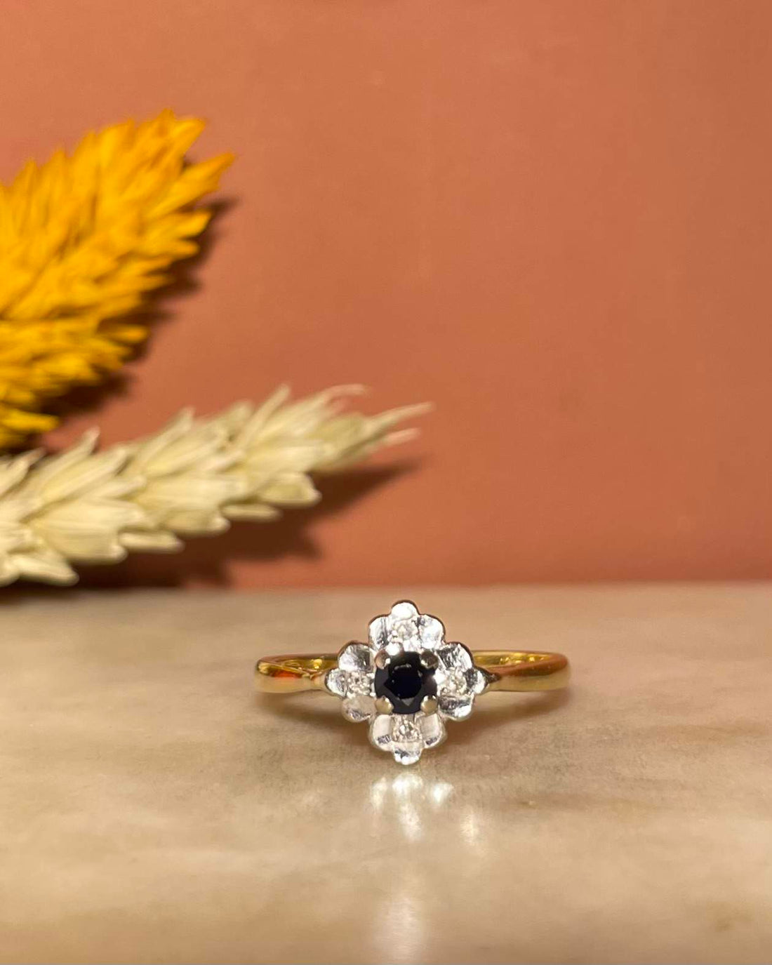 Anillo Margarita con Zafiro y Diamantes "Génia"