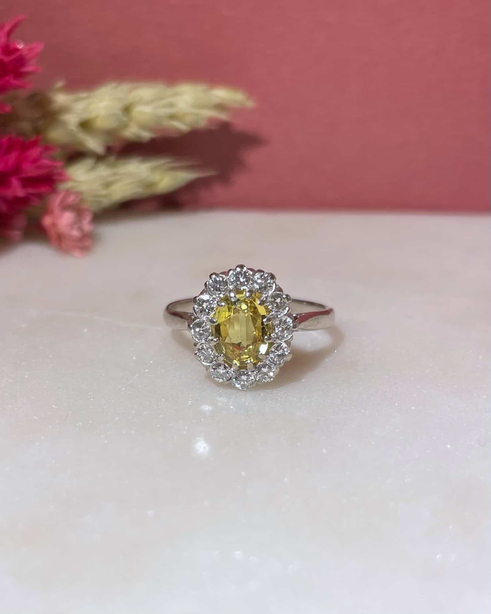 Bague Marguerite Saphir Jaune 0.70 carat &amp; 12 Diamants "Yuri"