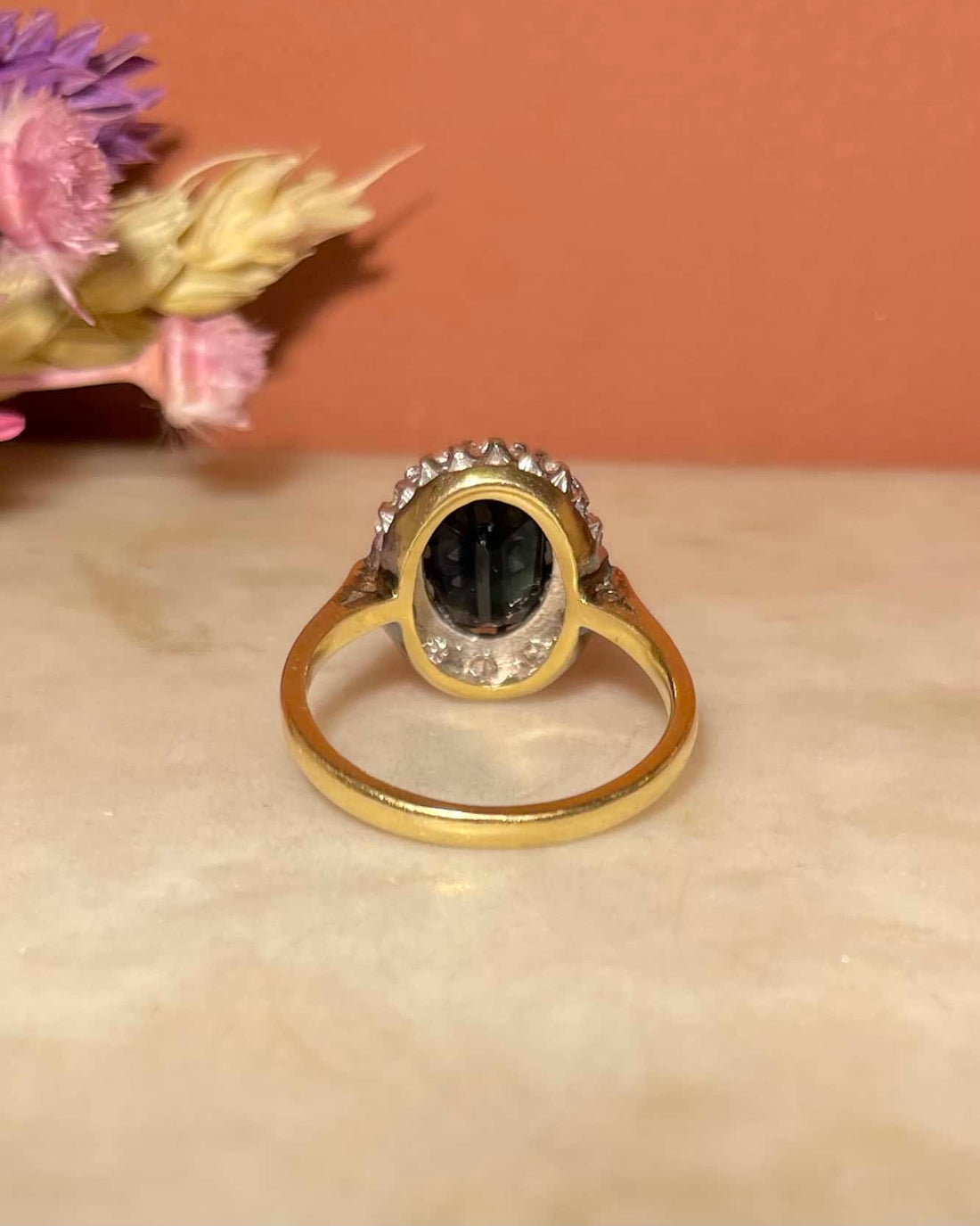 Anillo &quot;Mayeli&quot; con zafiro de 2,15 quilates y 12 diamantes en forma de margarita