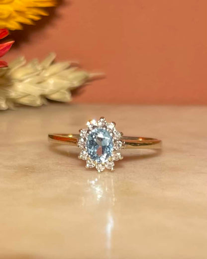 Anillo de margaritas con topacio y diamantes &quot;Tess&quot;