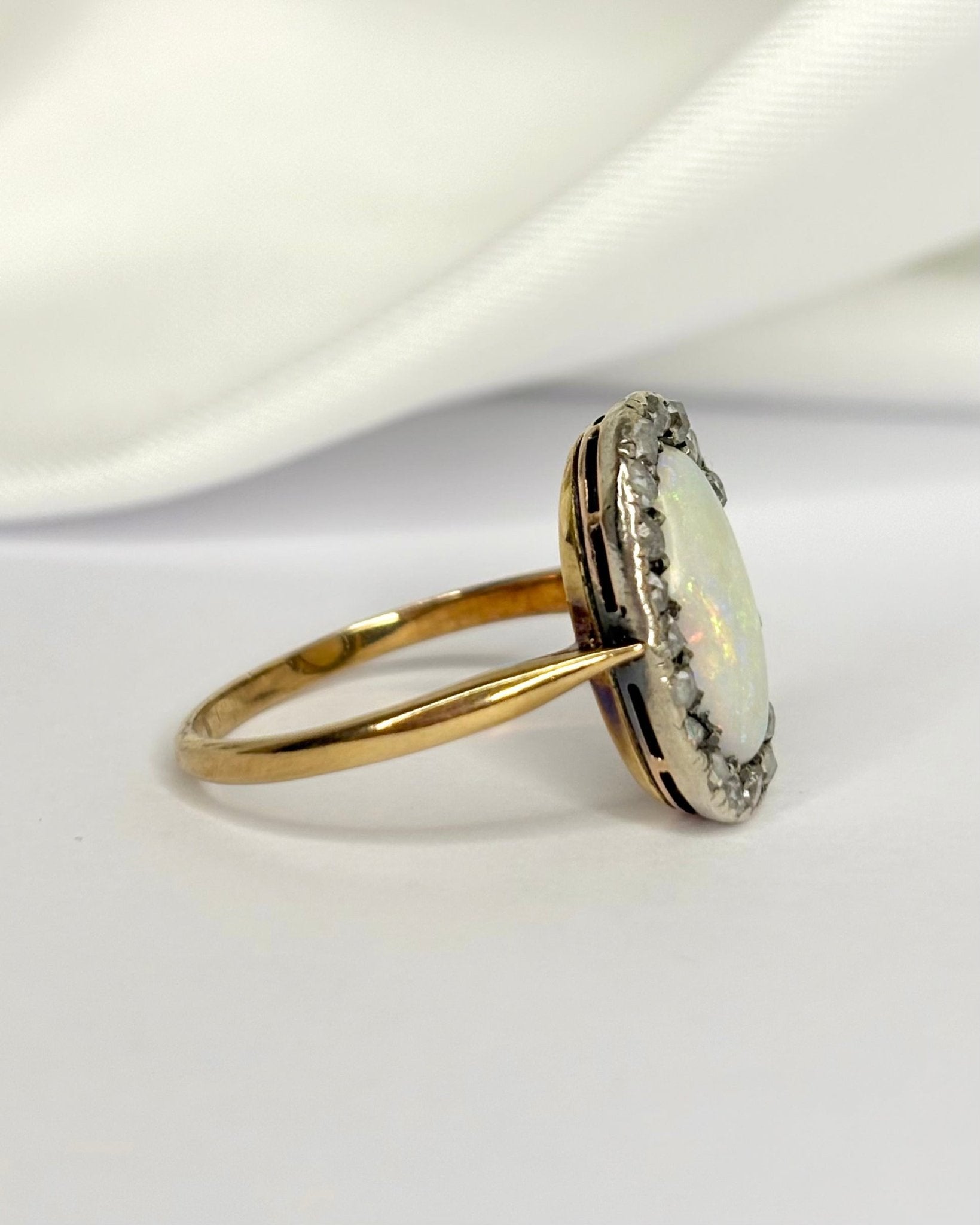 Bague Marguerite XIXe Opale &amp; Diamants "Danae" - Elliade Paris