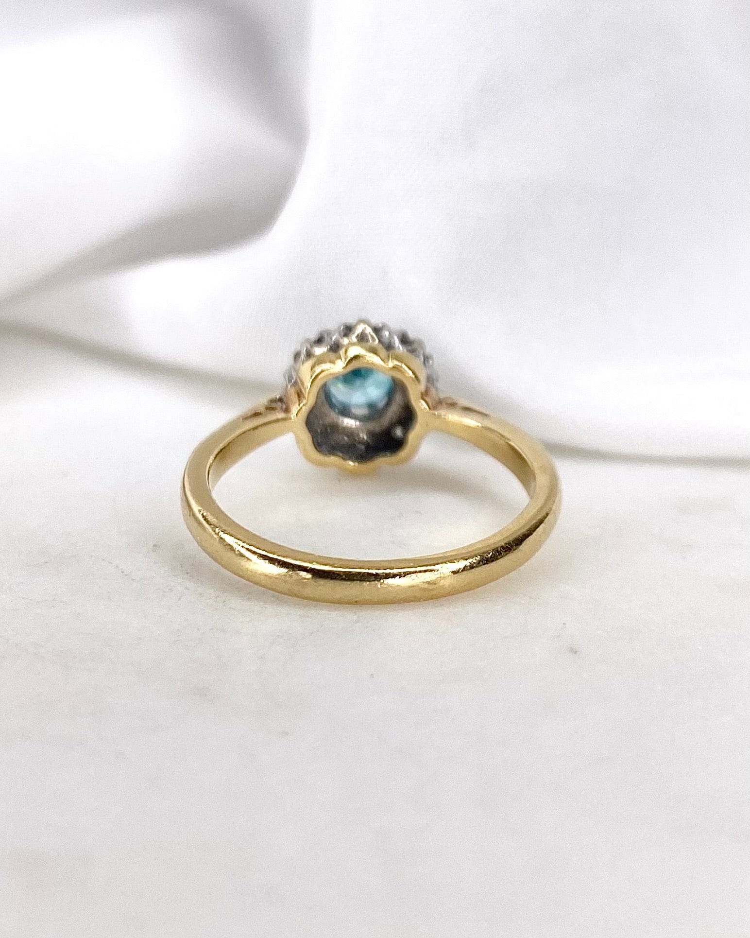Bague Marguerite Zircon Bleu 0.90 carat &amp; Diamants "Amina" - Elliade Paris
